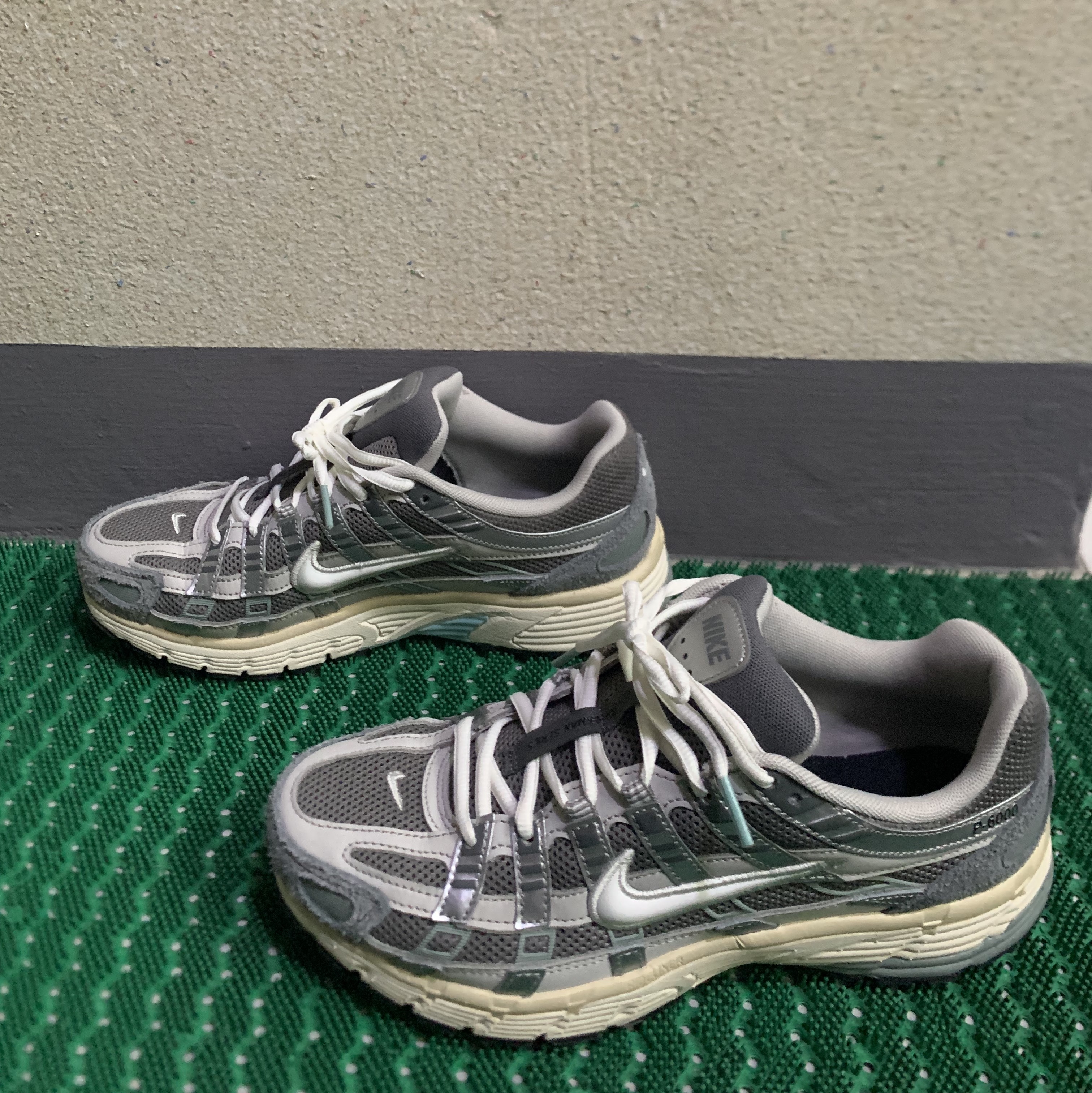 Nike P-6000 Flat Pewter Light Iron Ore 착용 스타일