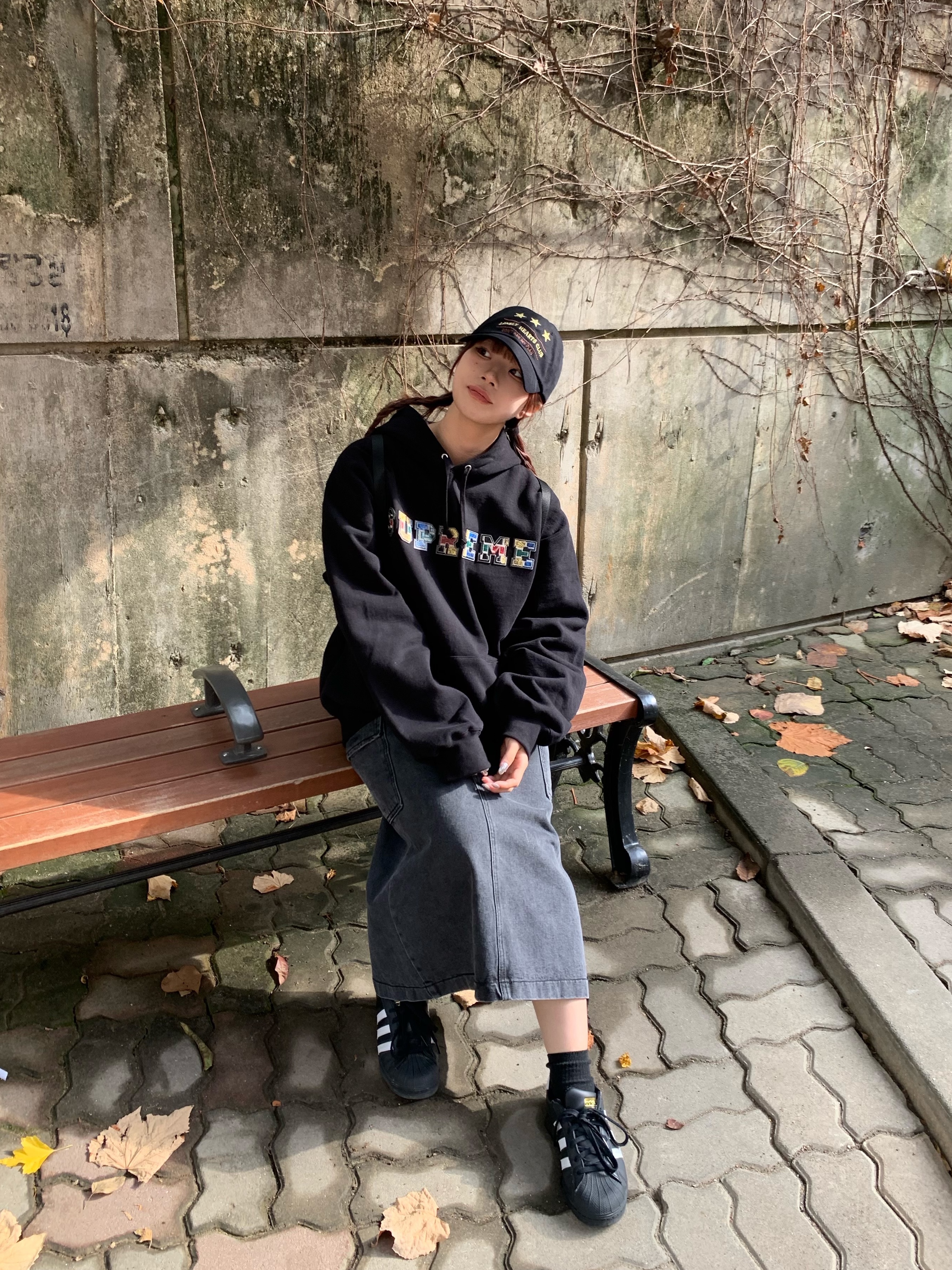 Supreme Collegiate Patchwork Leather Hooded Sweatshirt Black - 23FW, Adidas Superstar Core Black White 착용 스타일 - 3