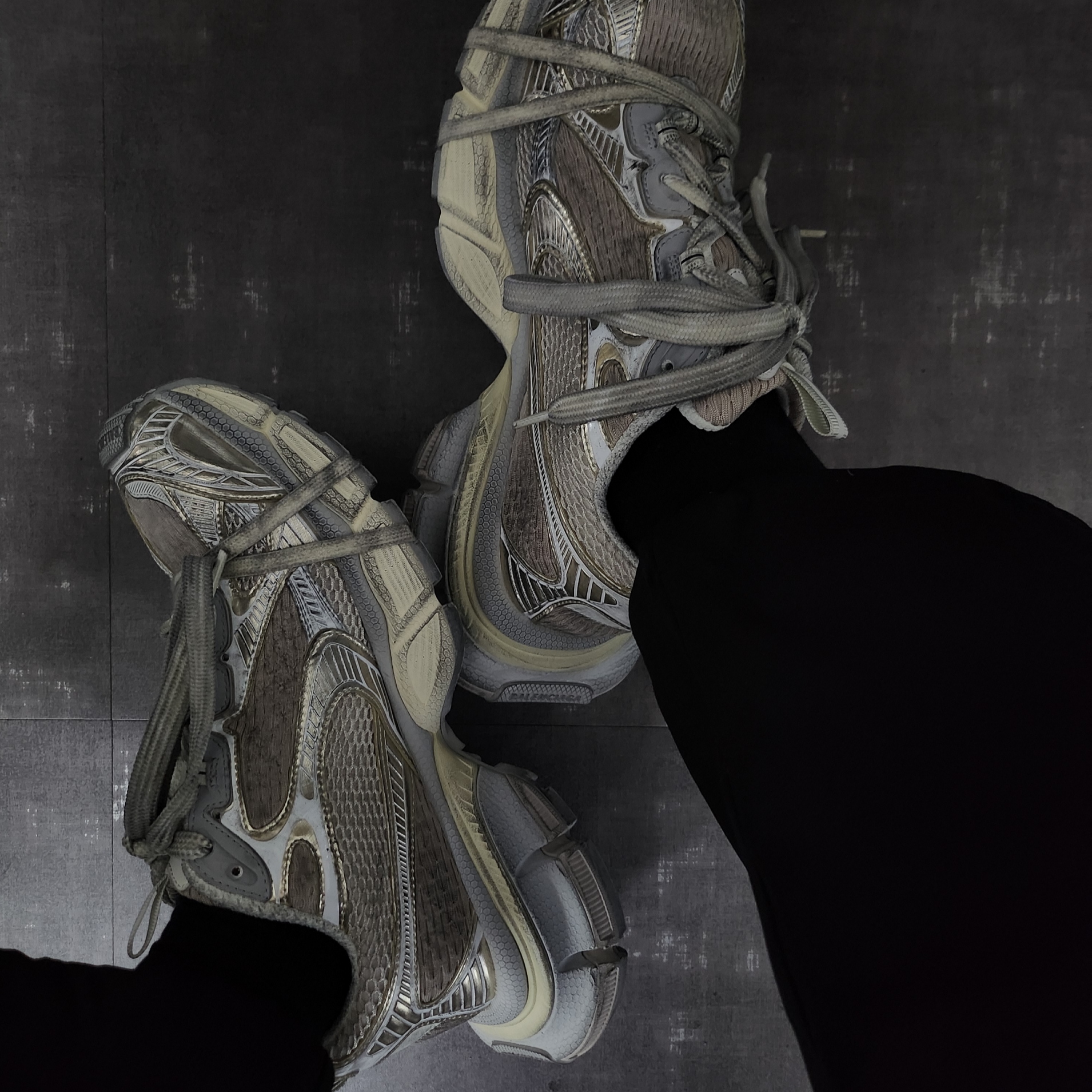 Balenciaga 3XL Sneakers Light Beige 착용 스타일 - 2