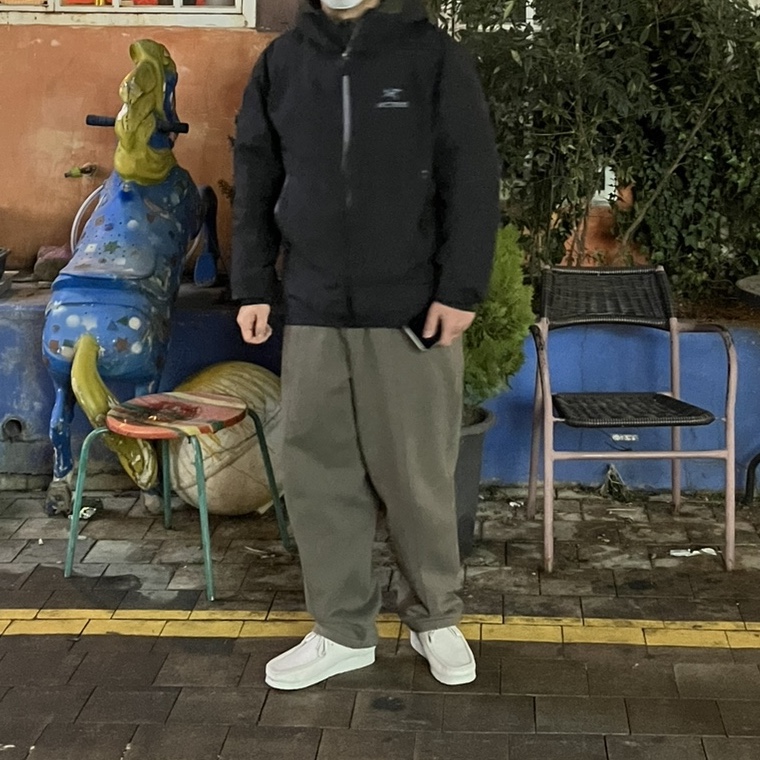 Arc'teryx Zeta SL Jacket Black, Clarks Wallabee Maple Suede 착용 스타일