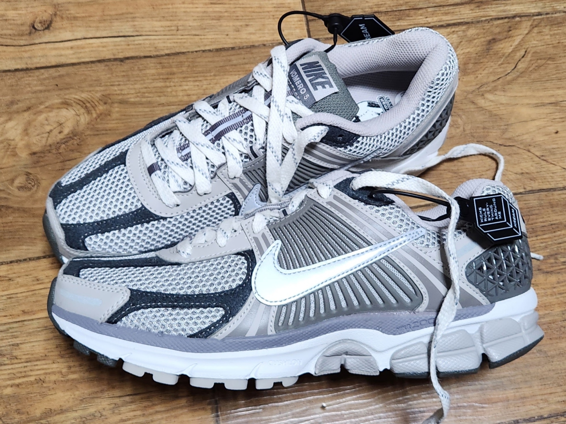 Nike Zoom Vomero 5 PRM Light Iron Ore and Flat Fewter 착용 스타일