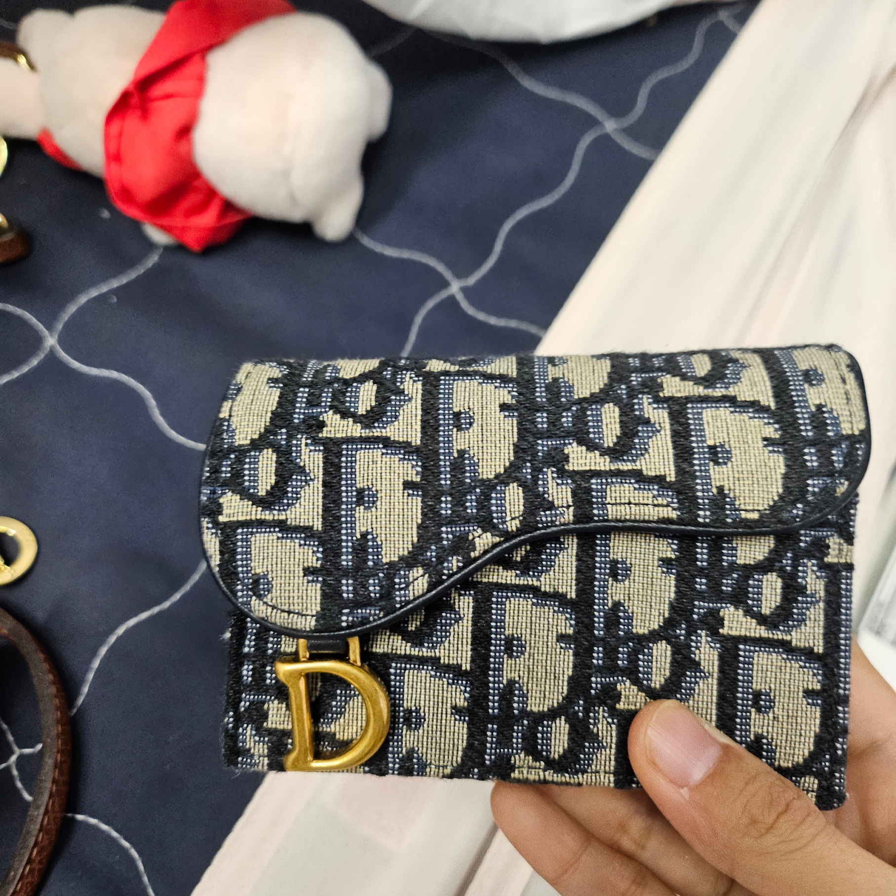 Dior Saddle Flap Card Holder Blue Dior Oblique Jacquard 착용 스타일 - 1