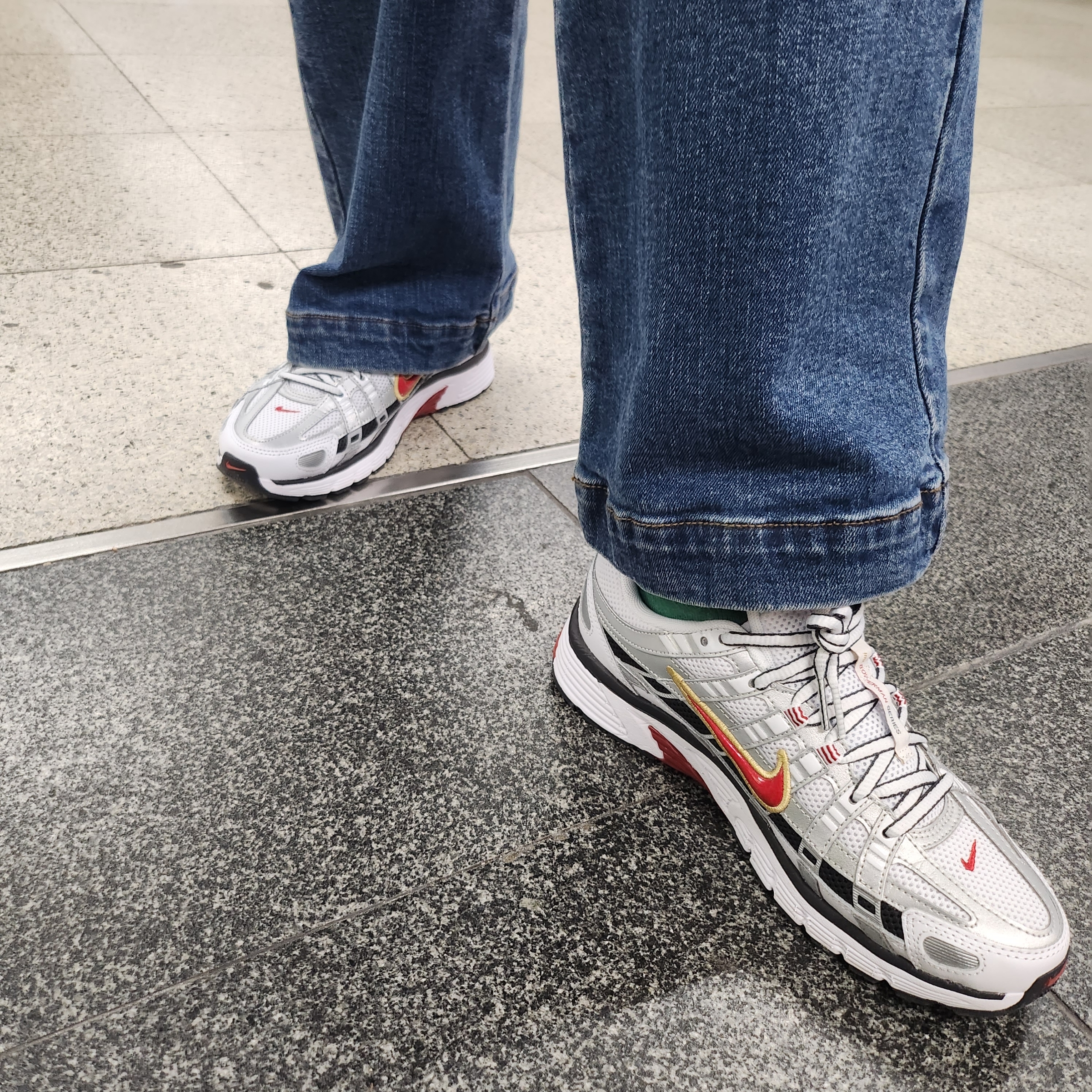 (W) Nike P-6000 Metallic Silver Red 착용 스타일