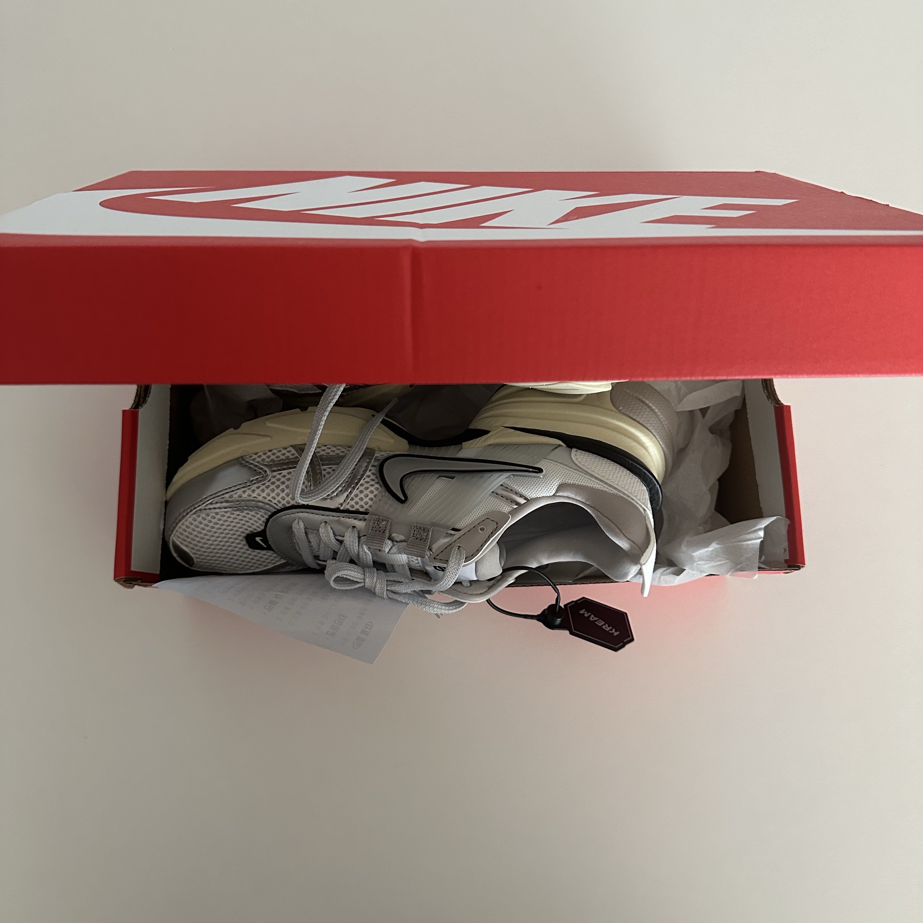 Nike V2K Run Summit White Metallic Silver 착용 스타일