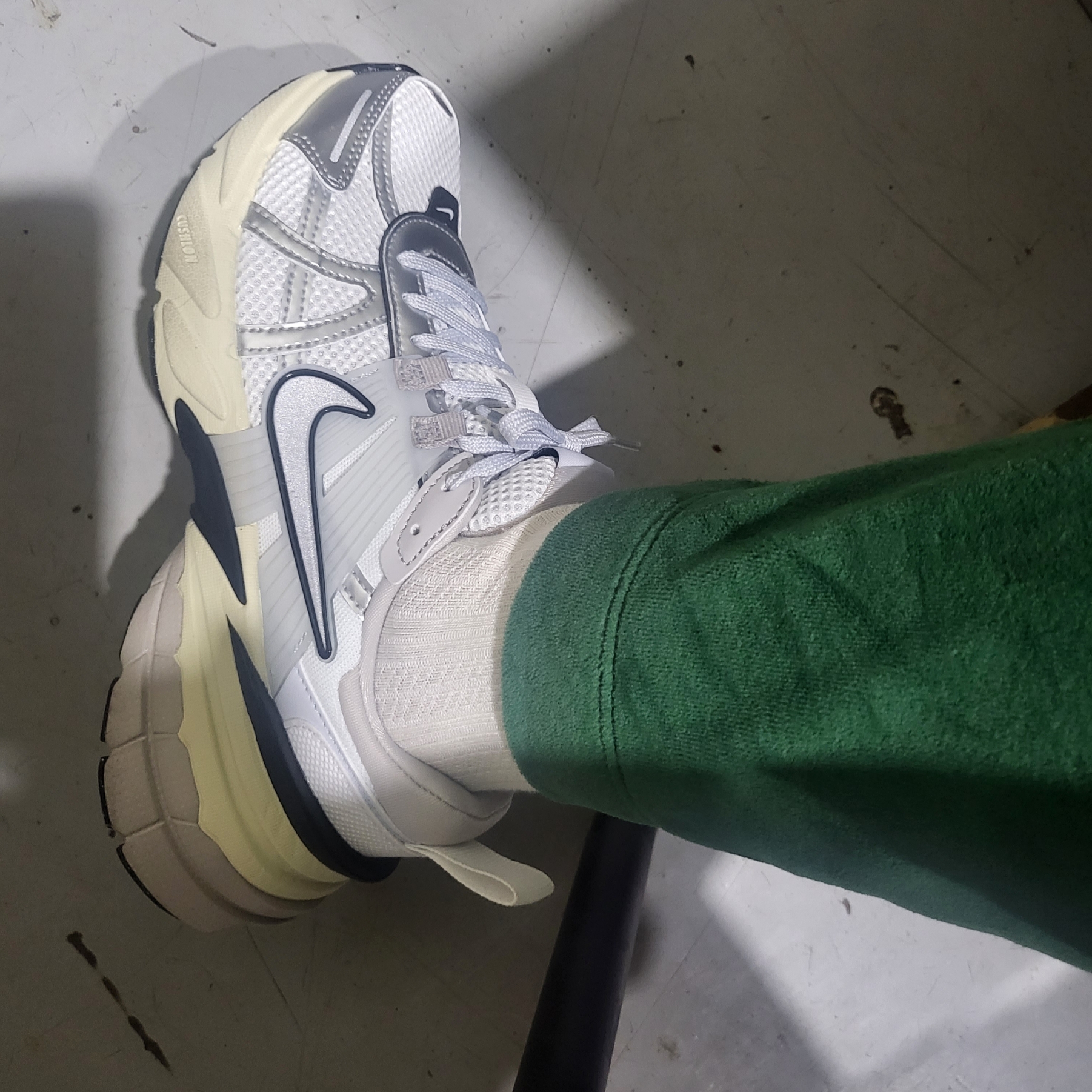 Nike V2K Run Summit White Metallic Silver 착용 스타일