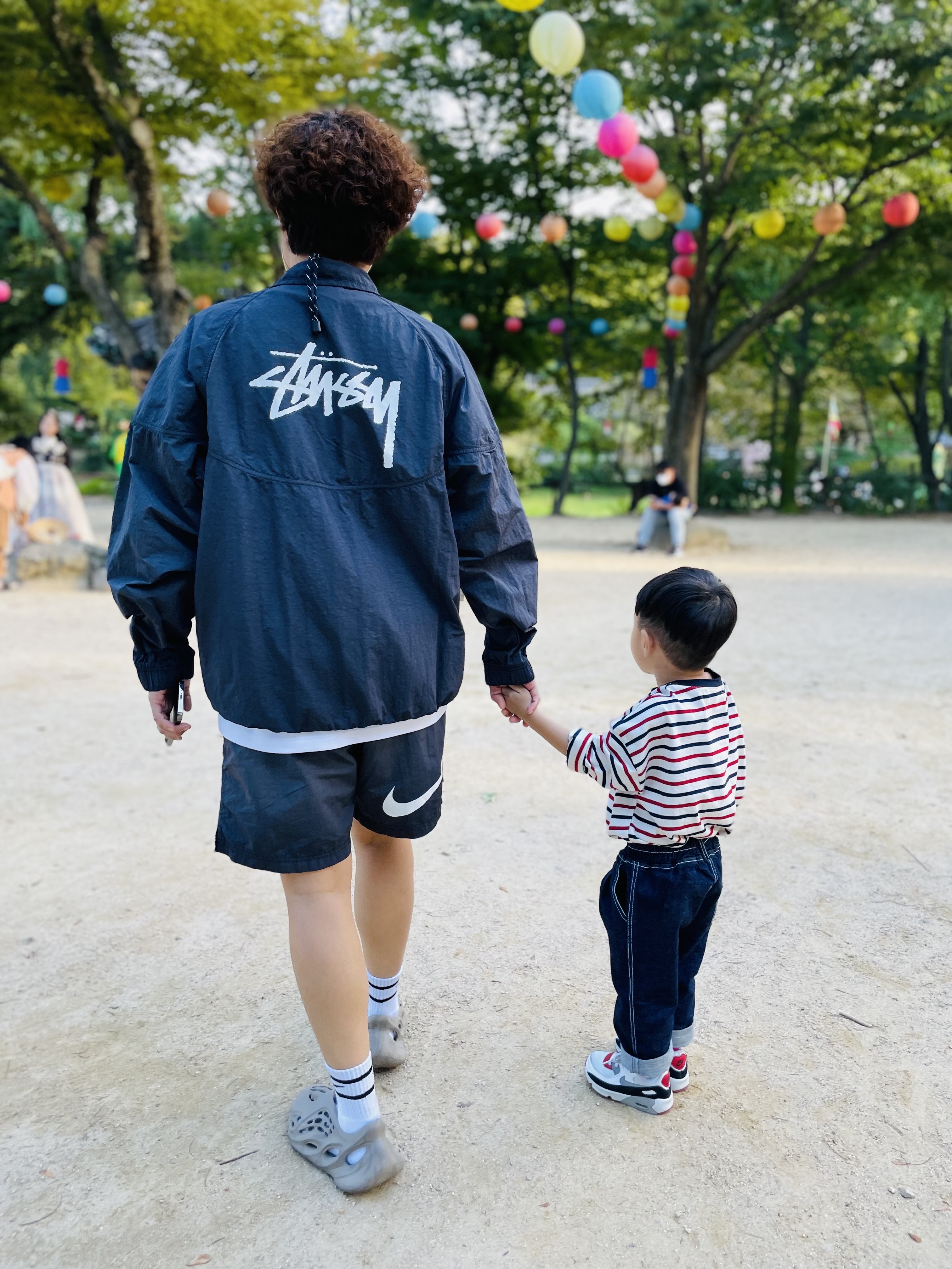 Nike x Stussy Windrunner Jacket Off Noir, Nike x Stussy Water Shorts Off Noir 착용 스타일 - 2
