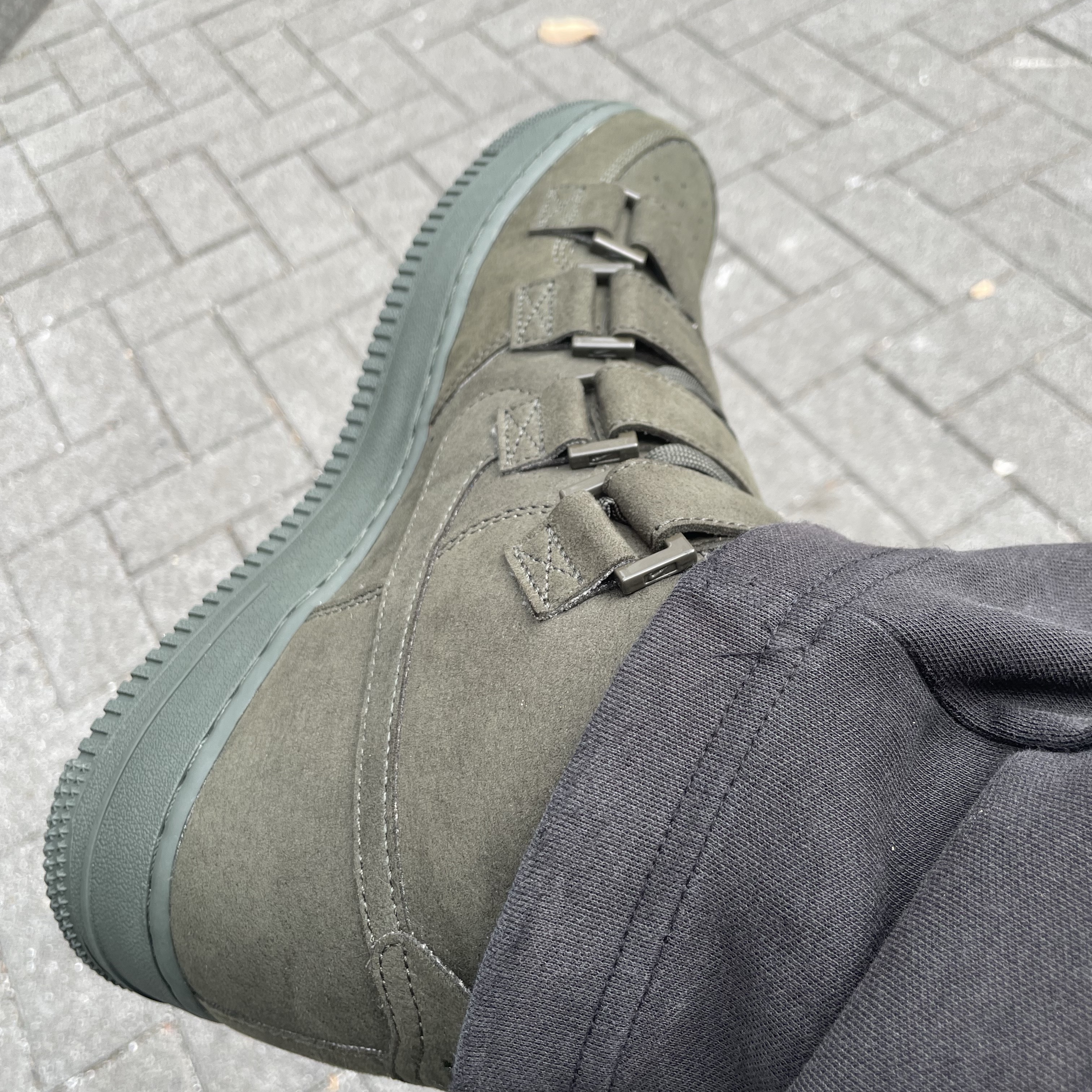 Nike x Billie Eilish Air Force 1 High '07 SP Sequoia 착용 스타일 - 2