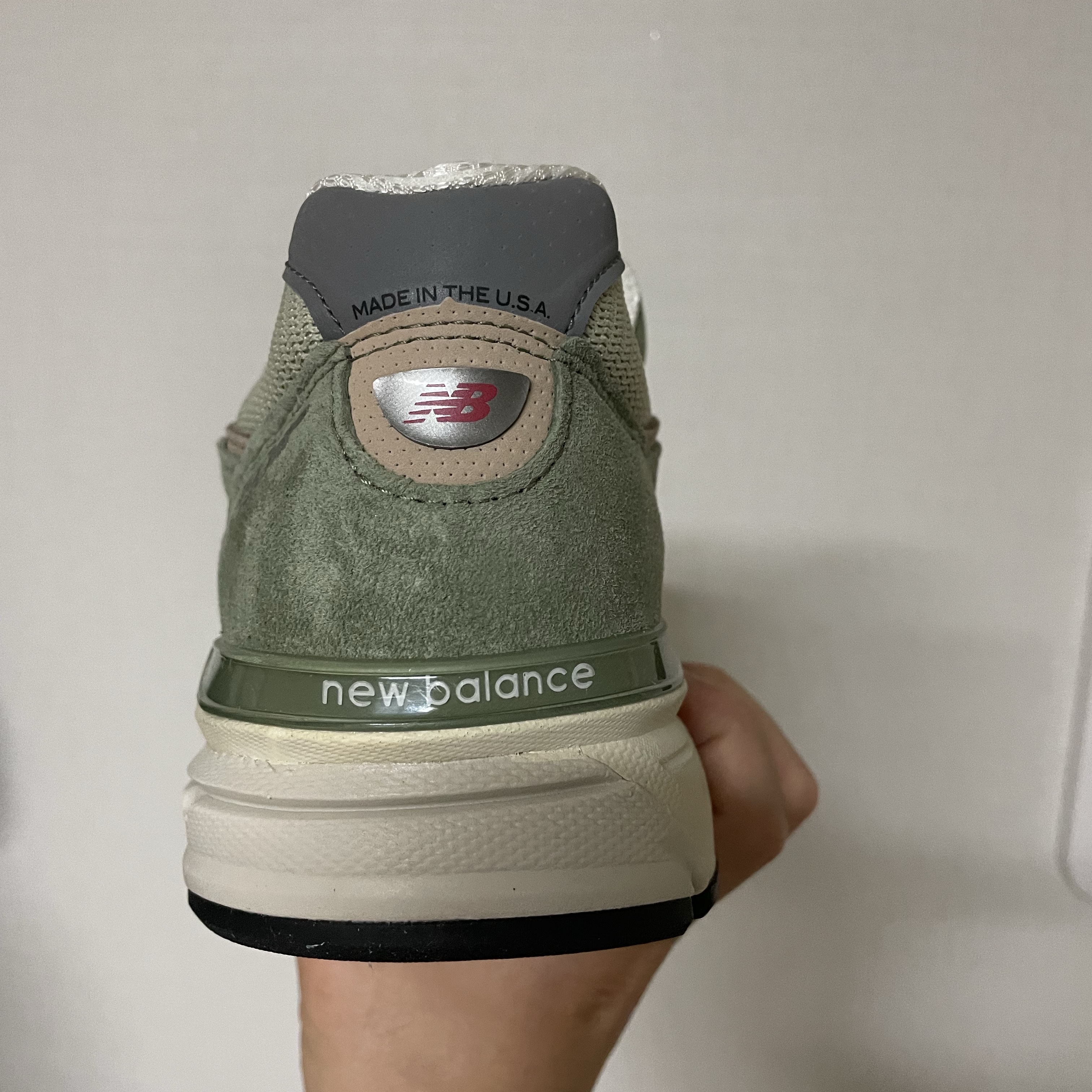 New Balance 990v4 Made in USA Olive Incense 착용 스타일 - 4