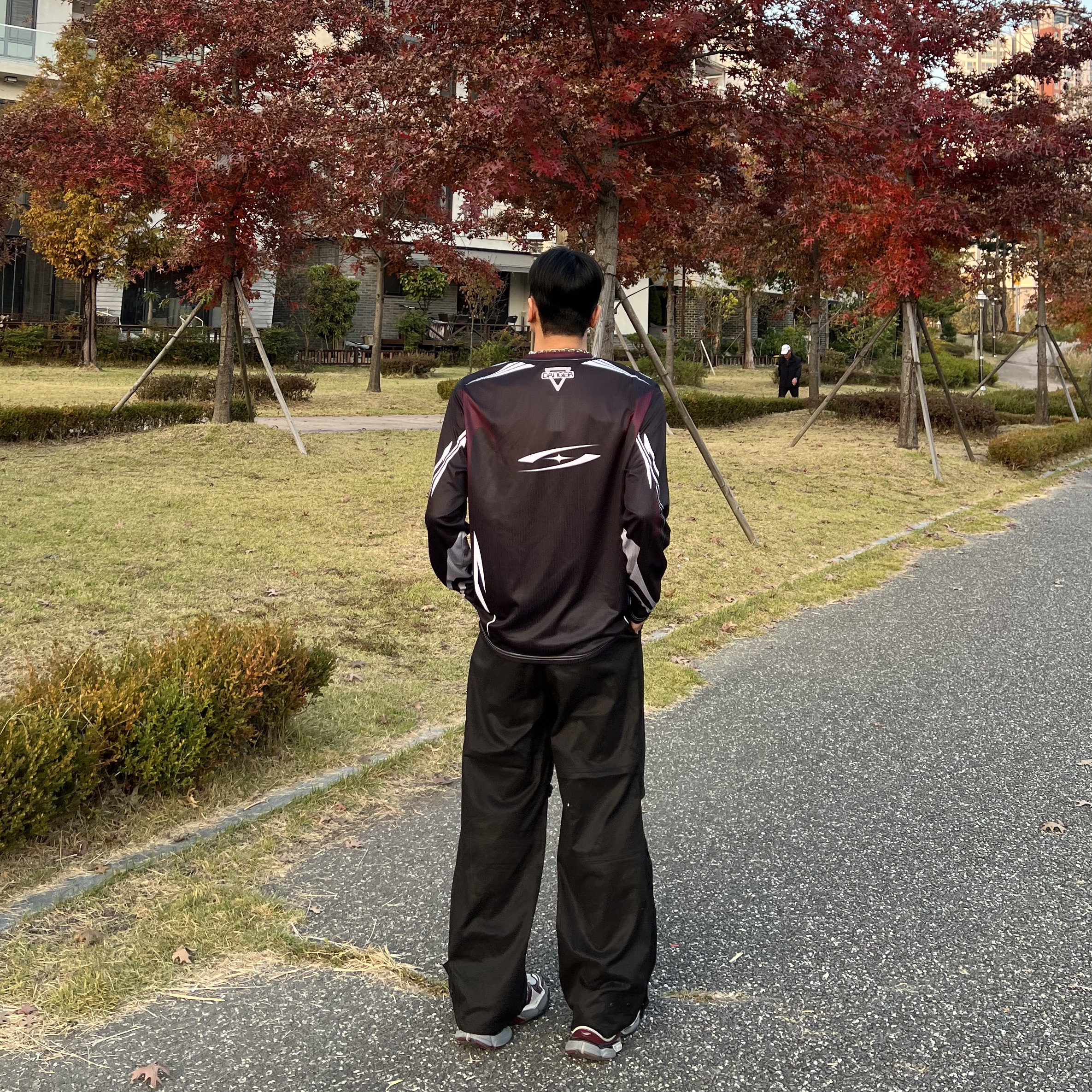 Balenciaga Runner Sneakers Grey Burgundy 착용 스타일 - 3