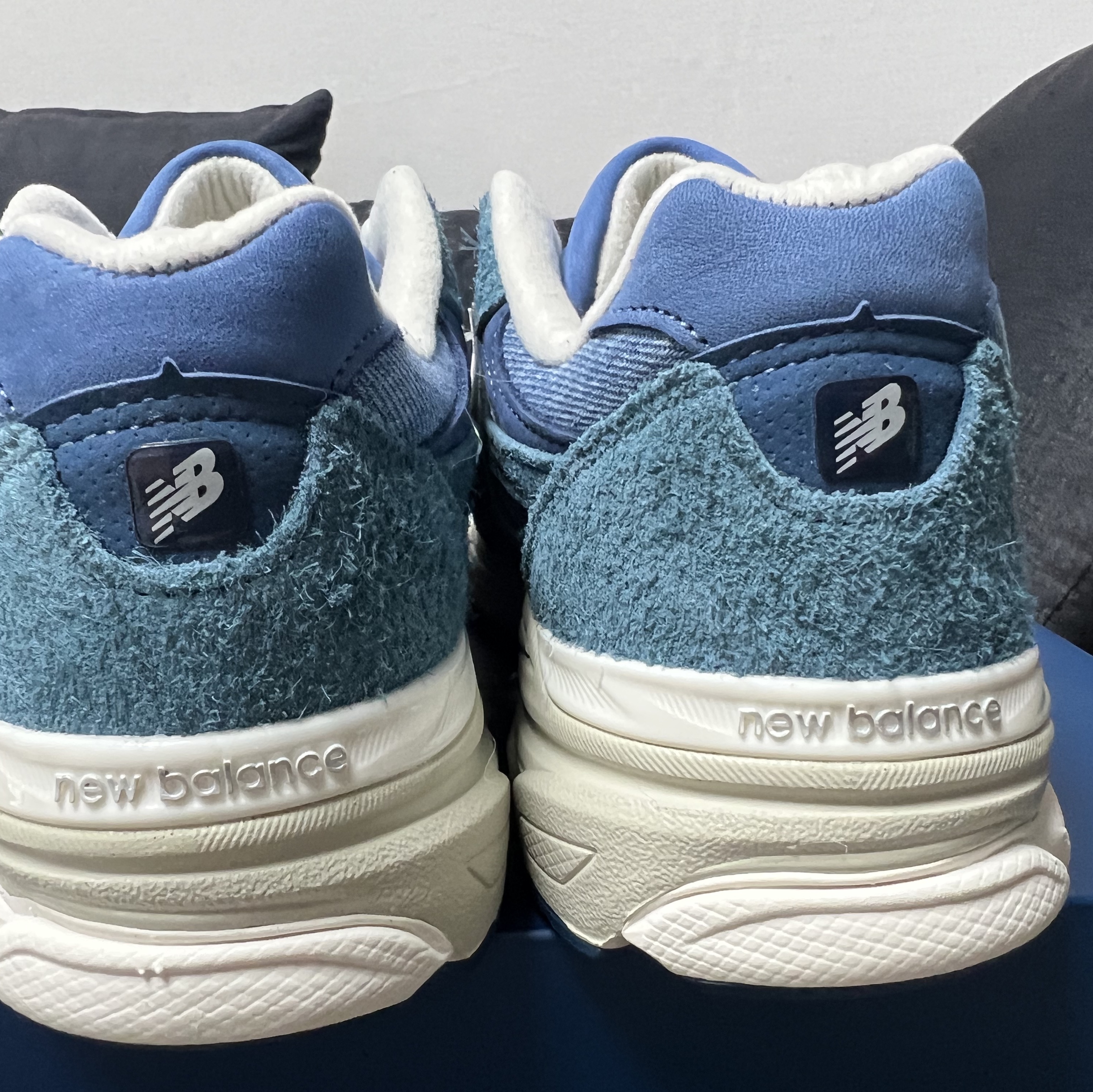 New Balance x Levi's 990v3 Blue (Levi's Tag) 착용 스타일 - 3