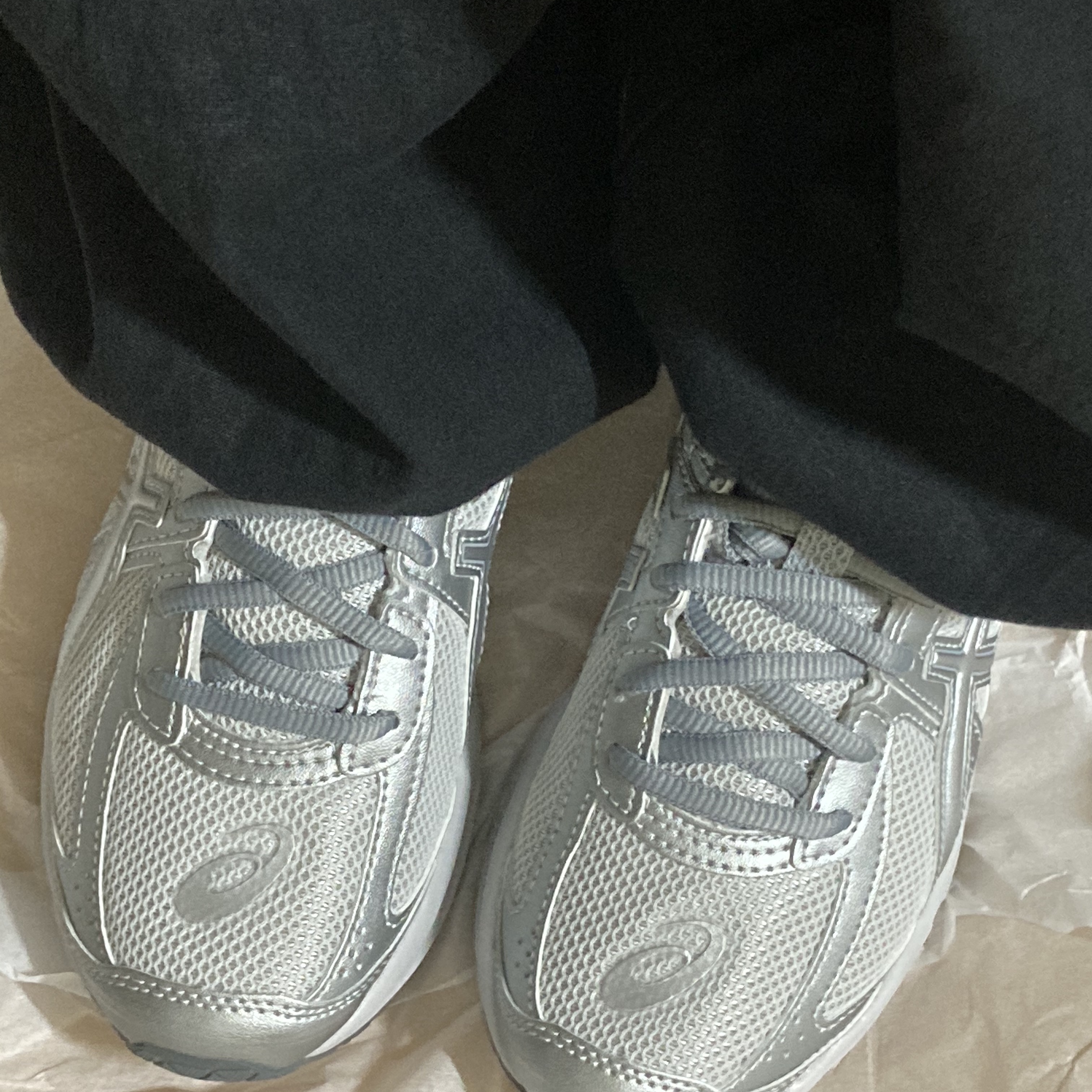 Asics Jog 100 S SMU Glacier Grey Pure Silver - 2E Wide, (GS) Nike Air Force 1 LV8 3 Wheat 착용 스타일 - 1
