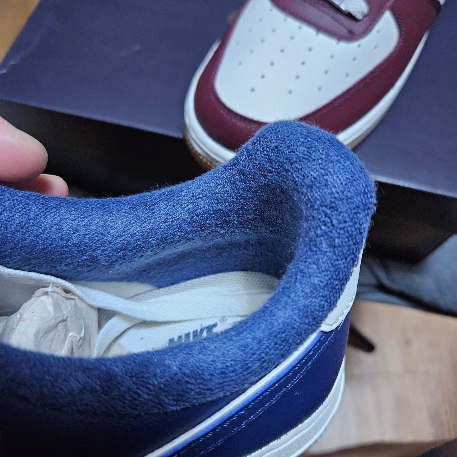 Nike Air Force 1 '07 LV8 Midnight Navy, Nike Air Force 1 '07 LV8 Night Maroon 착용 스타일 - 2