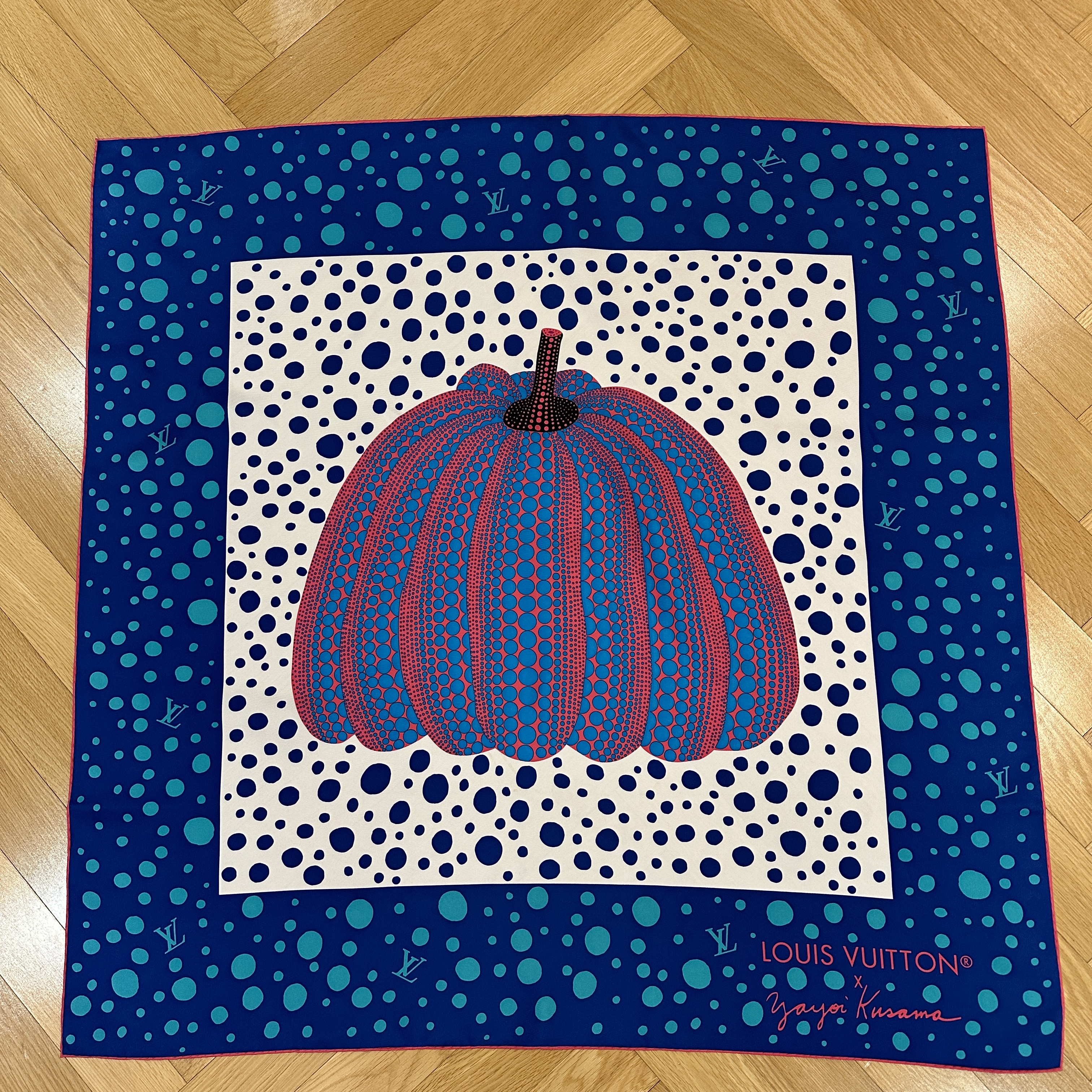 (W) Louis Vuitton x YK Pumpkin Square 90 Blue 착용 스타일
