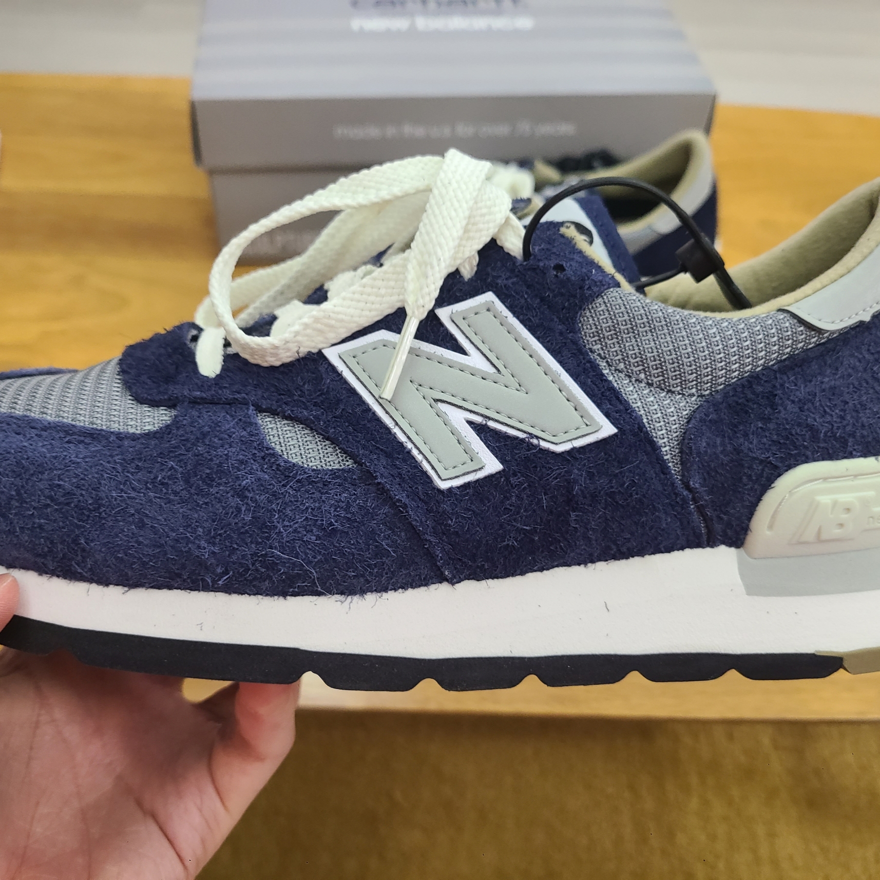 New Balance x Carhartt WIP 990v1 Made in USA Sculpture Center 착용 스타일 - 5