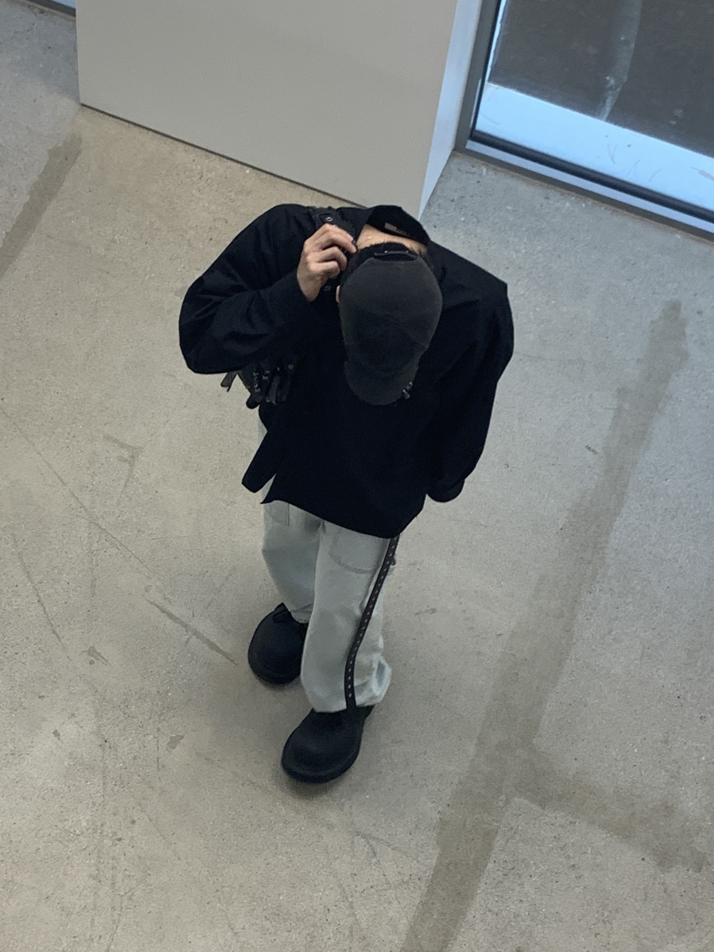 Balenciaga Heavy Piercing Cap Faded Black, Balenciaga Le Cagole XS Flap Bag in Arena Lambskin Black 착용 스타일 - 4