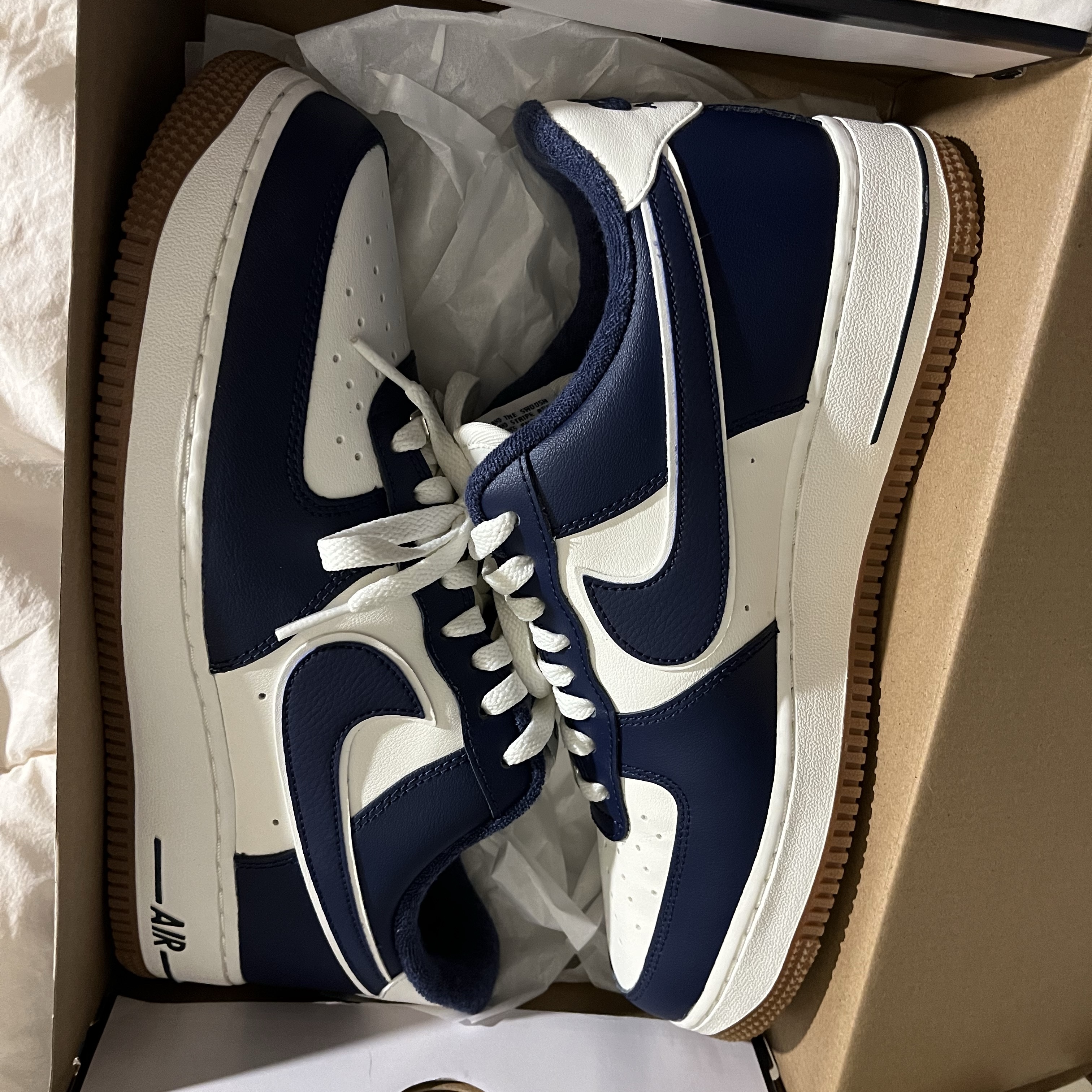 Nike Air Force 1 '07 LV8 Midnight Navy 착용 스타일 - 2