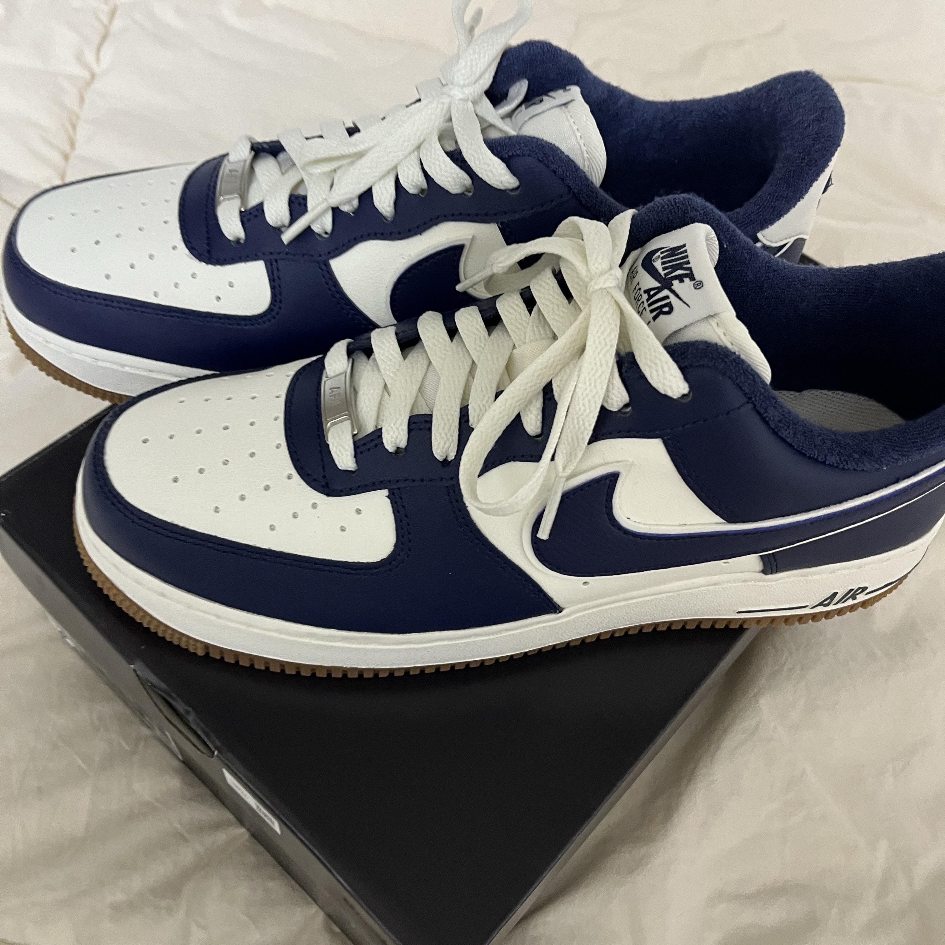 Nike Air Force 1 '07 LV8 Midnight Navy 착용 스타일 - 3