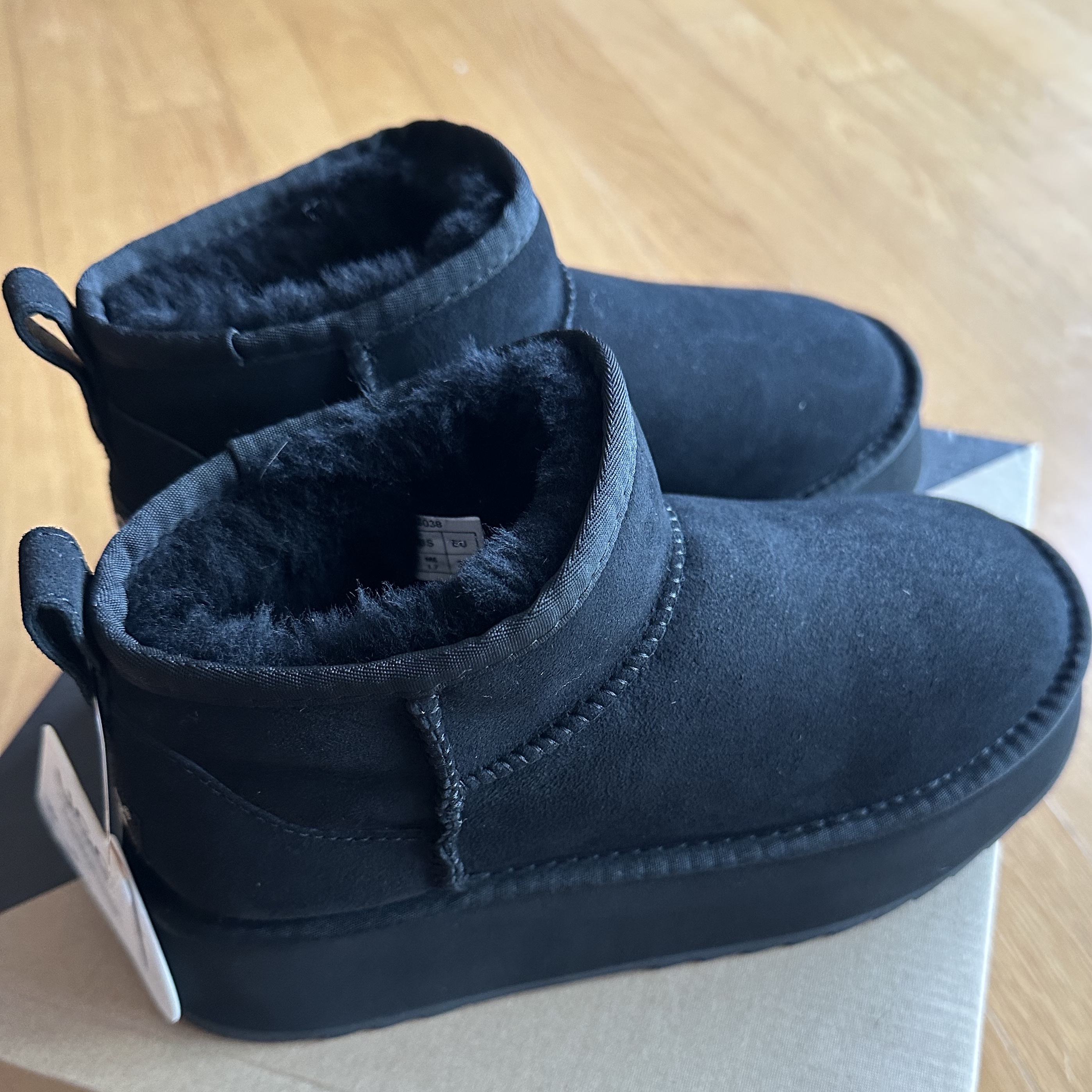 (W) UGG Classic Ultra Mini Platform Boots Black, (W) UGG Classic Ultra Mini Platform Boots Chestnut 착용 스타일