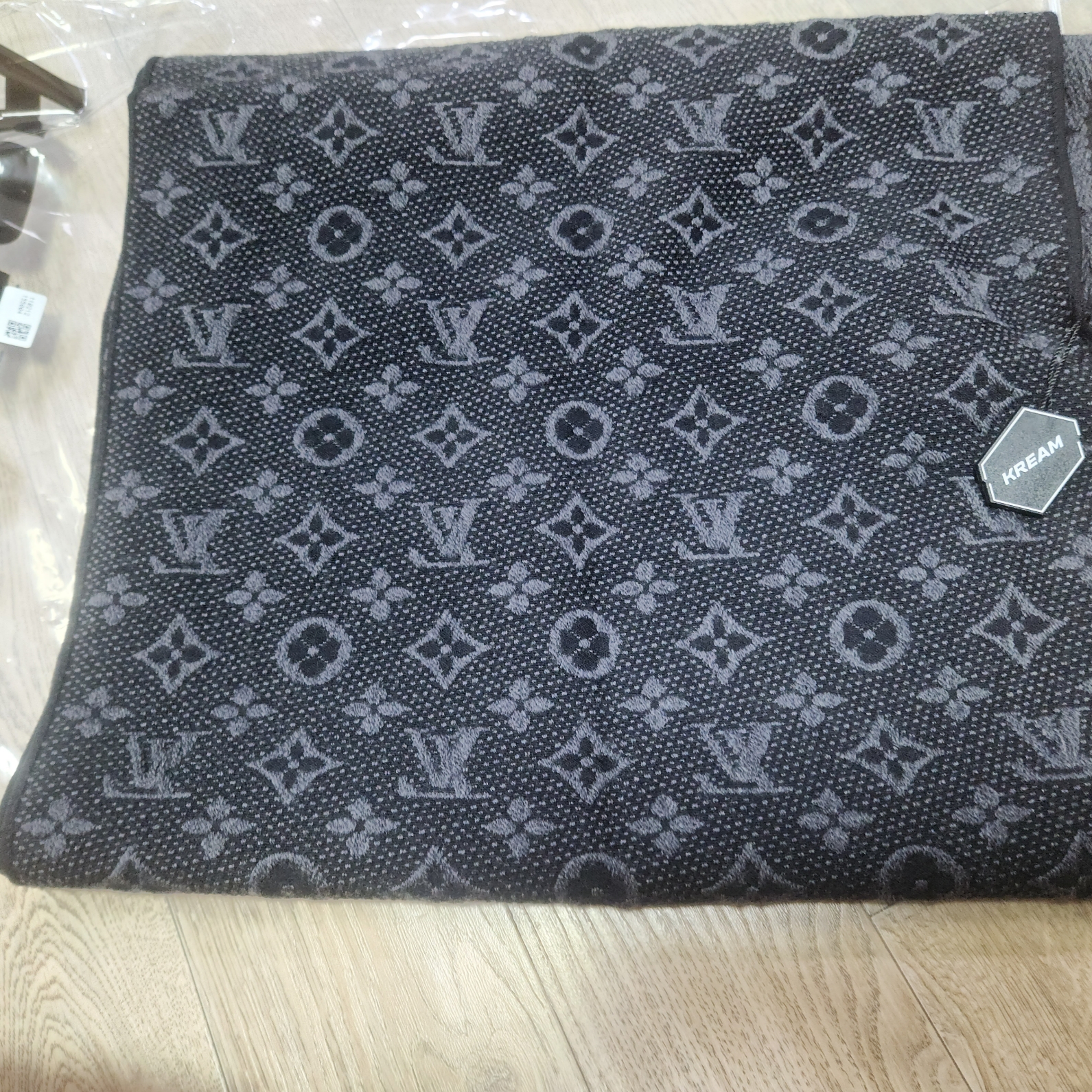Louis Vuitton Monogram Classic Muffler Charcoal Grey 착용 스타일 - 2