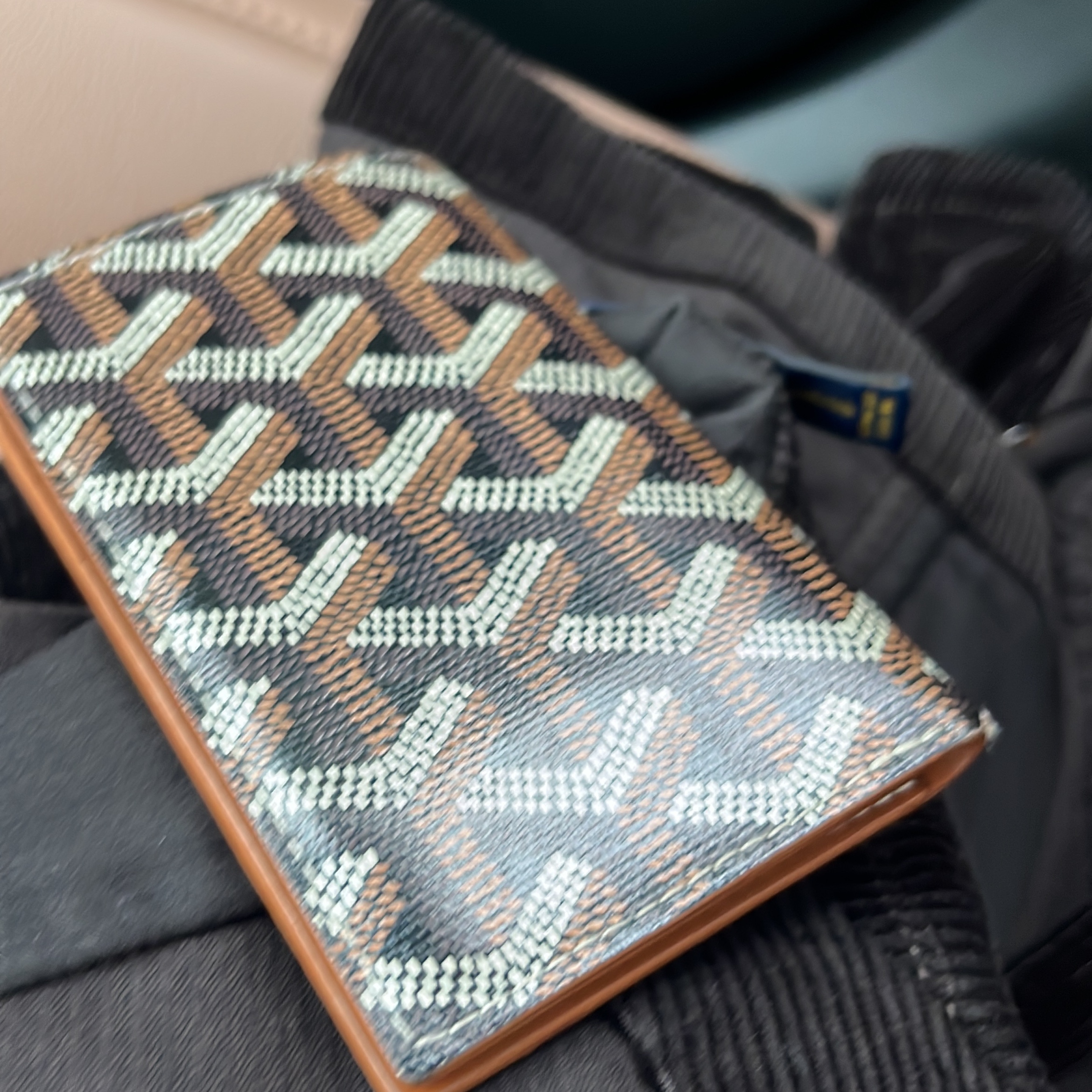 Goyard Saint Marc Card Holder Black Tan 착용 스타일