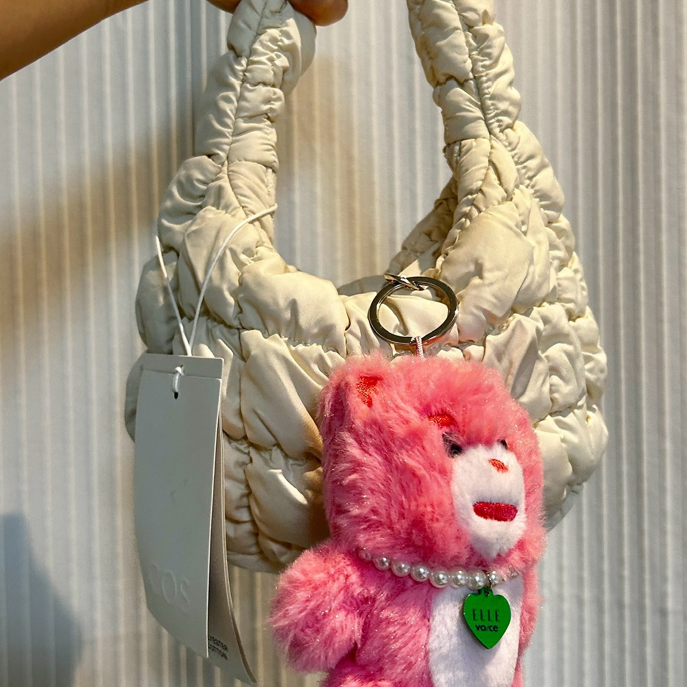 COS Quilted Micro Bag Off White 착용 스타일 - 2