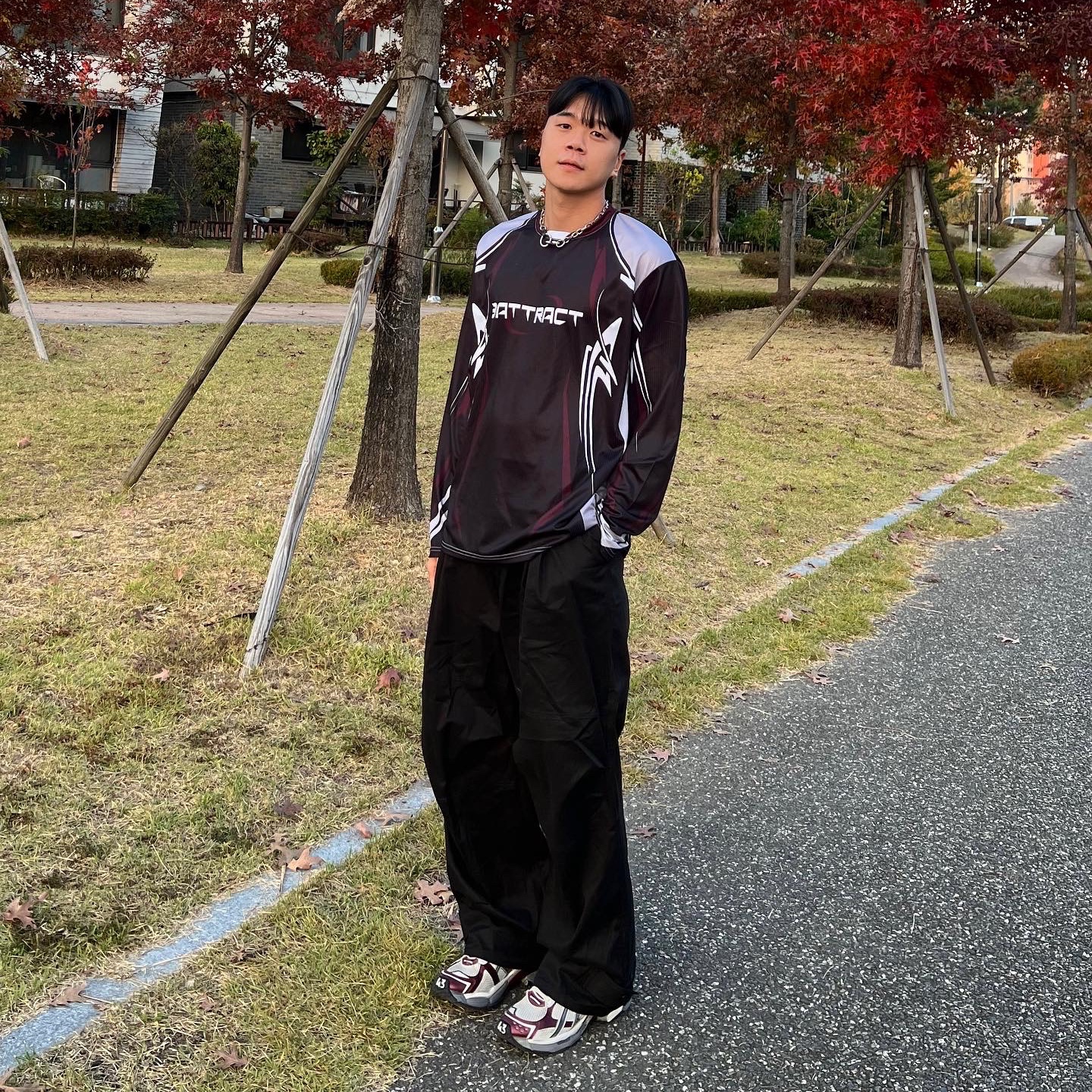 Balenciaga Runner Sneakers Grey Burgundy 착용 스타일 - 1