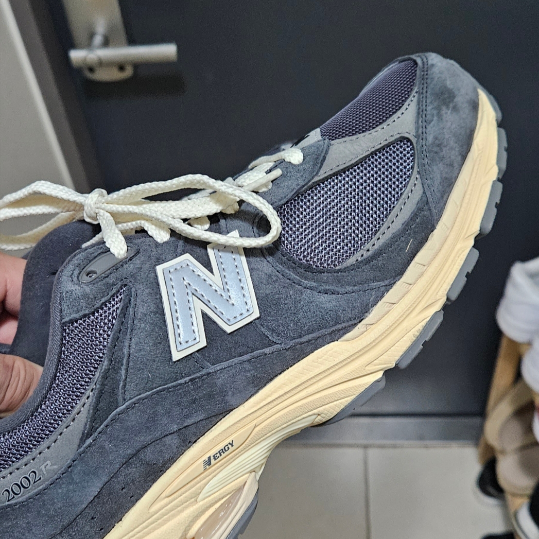 New Balance 2002R Special Vintage Black Grey 착용 스타일