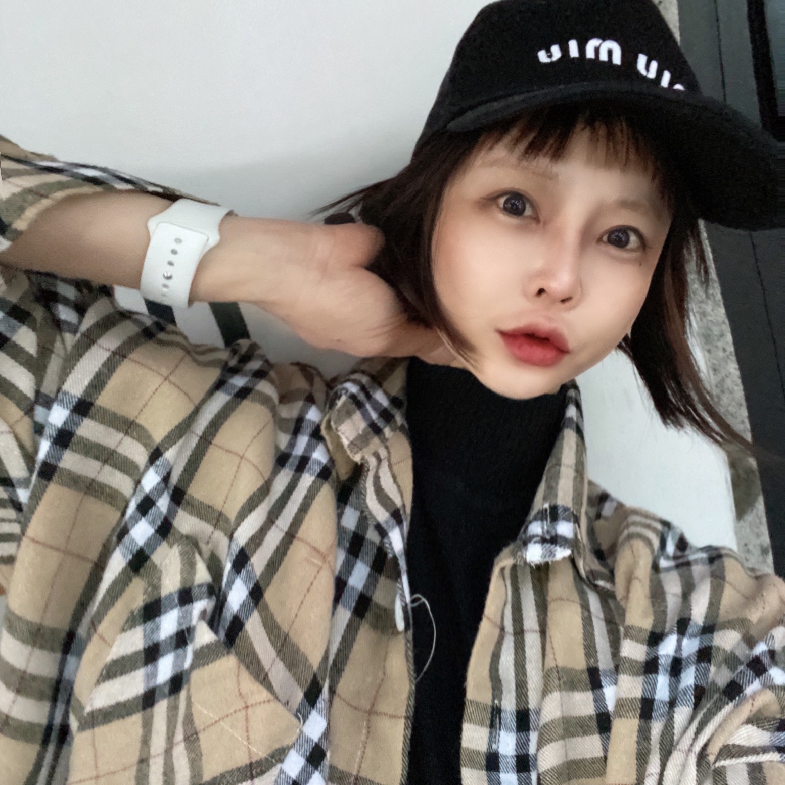 Apple Watch SE 40mm GPS Silver Aluminum Case with Sport Band White (Korean Ver.), (W) Miu Miu Drill Baseball Cap Black White 착용 스타일