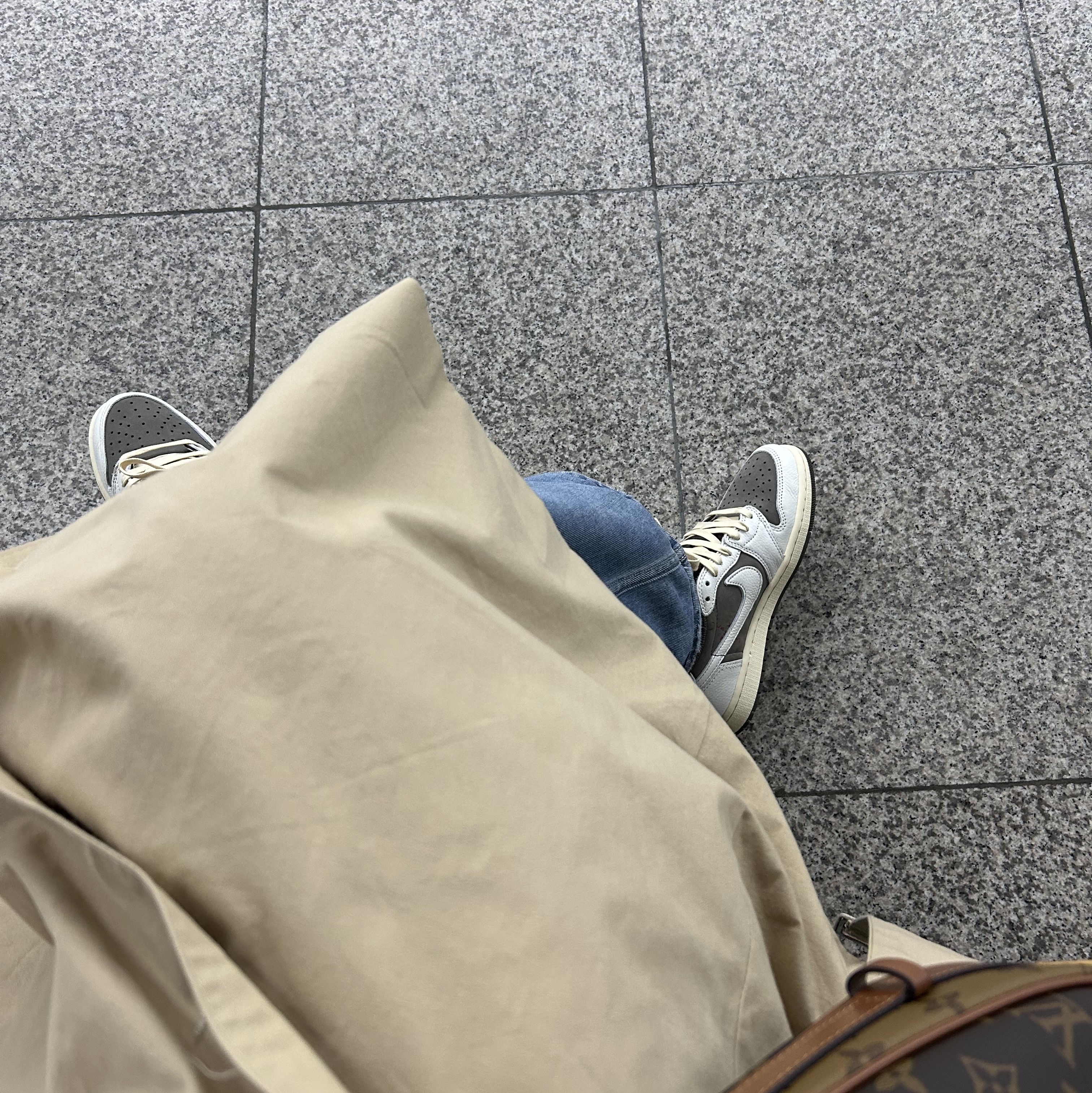 Jordan 1 x Travis Scott Retro Low OG SP Sail and Ridgerock 착용 스타일 - 2