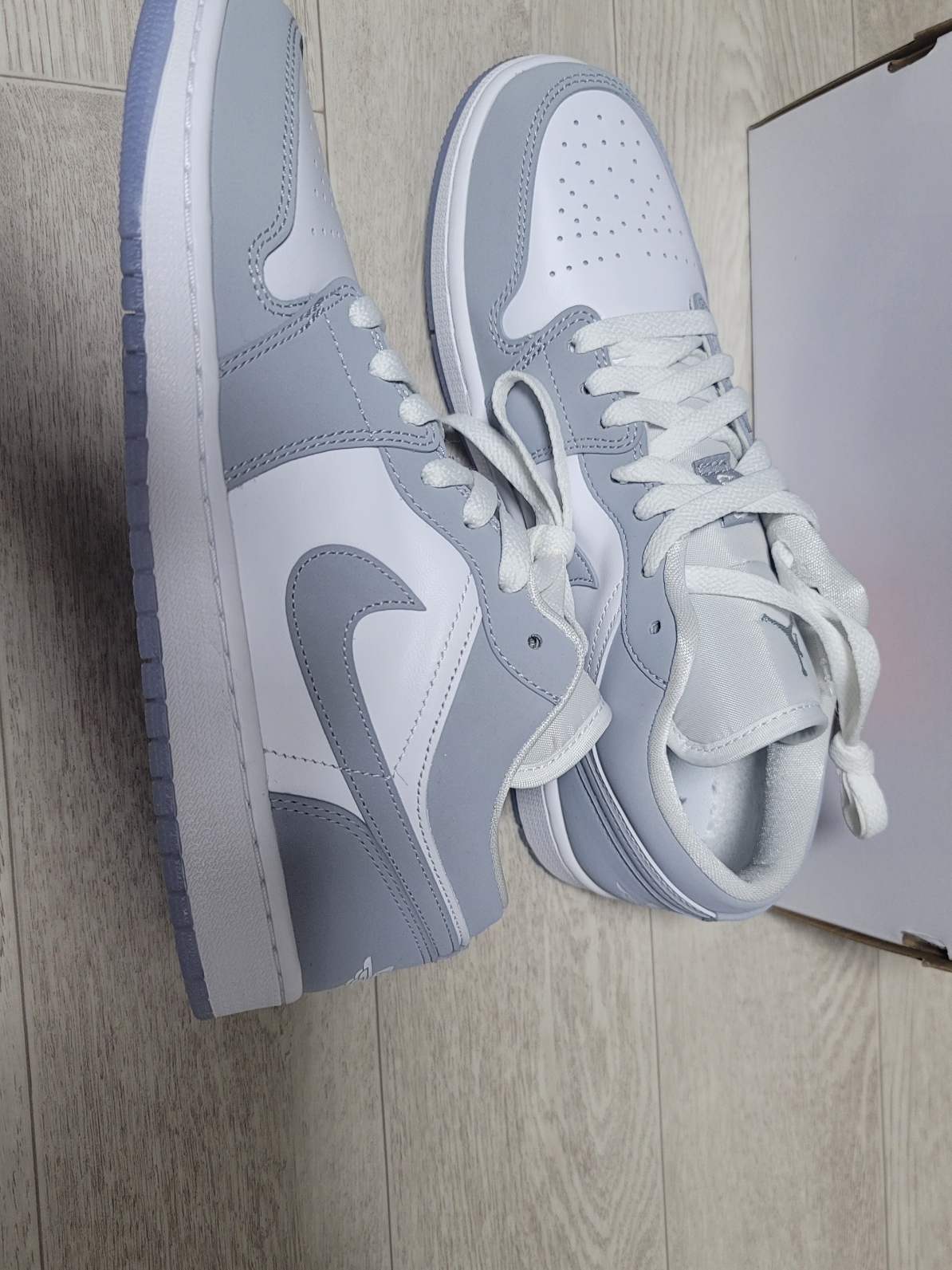 (W) Jordan 1 Low White Wolf Grey 착용 스타일 - 2