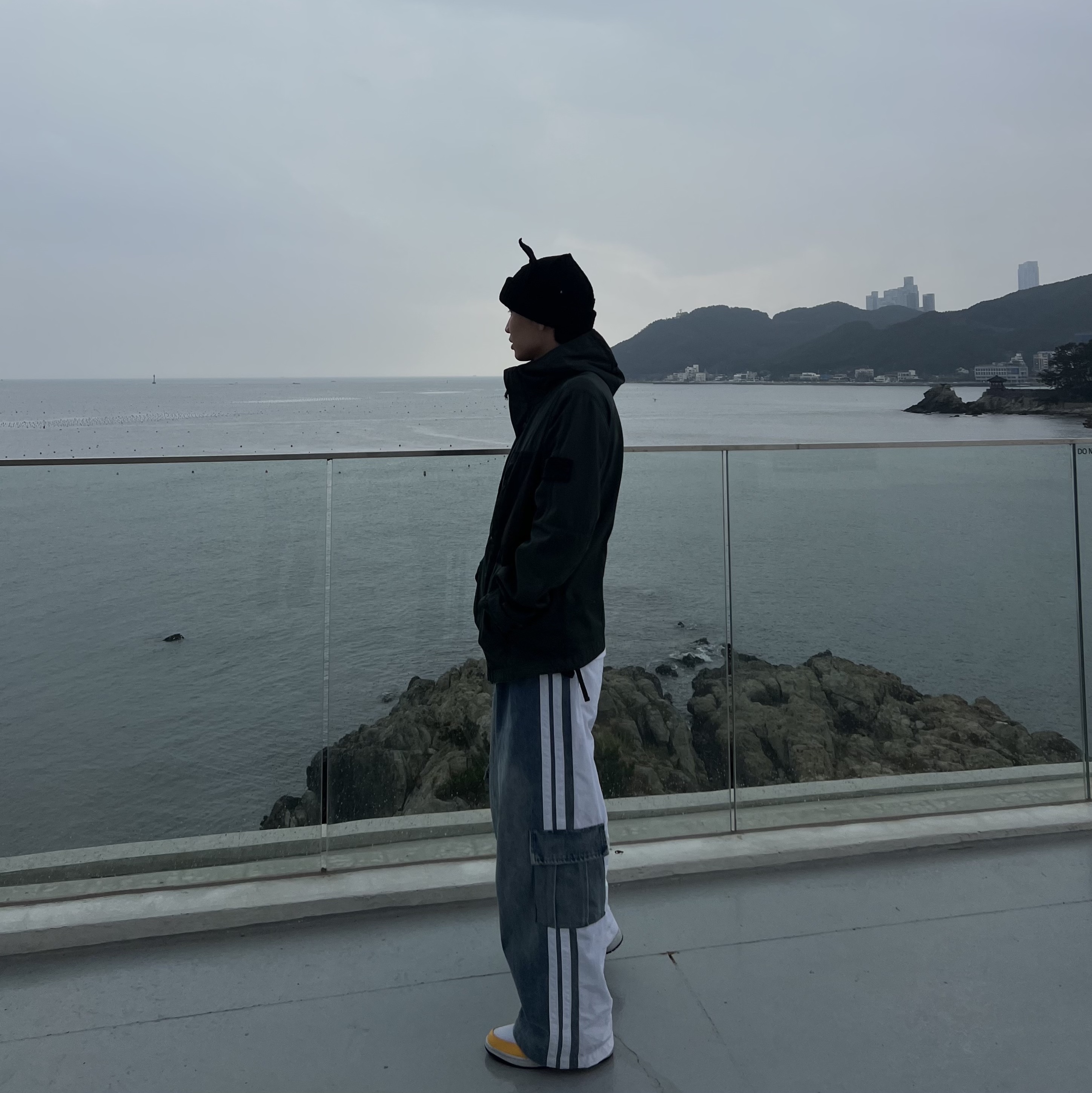 Charles Jeffrey Loverboy Chunky Ears Beanie Black, (W) Jordan 1 Low SE Laser Orange 착용 스타일 - 3