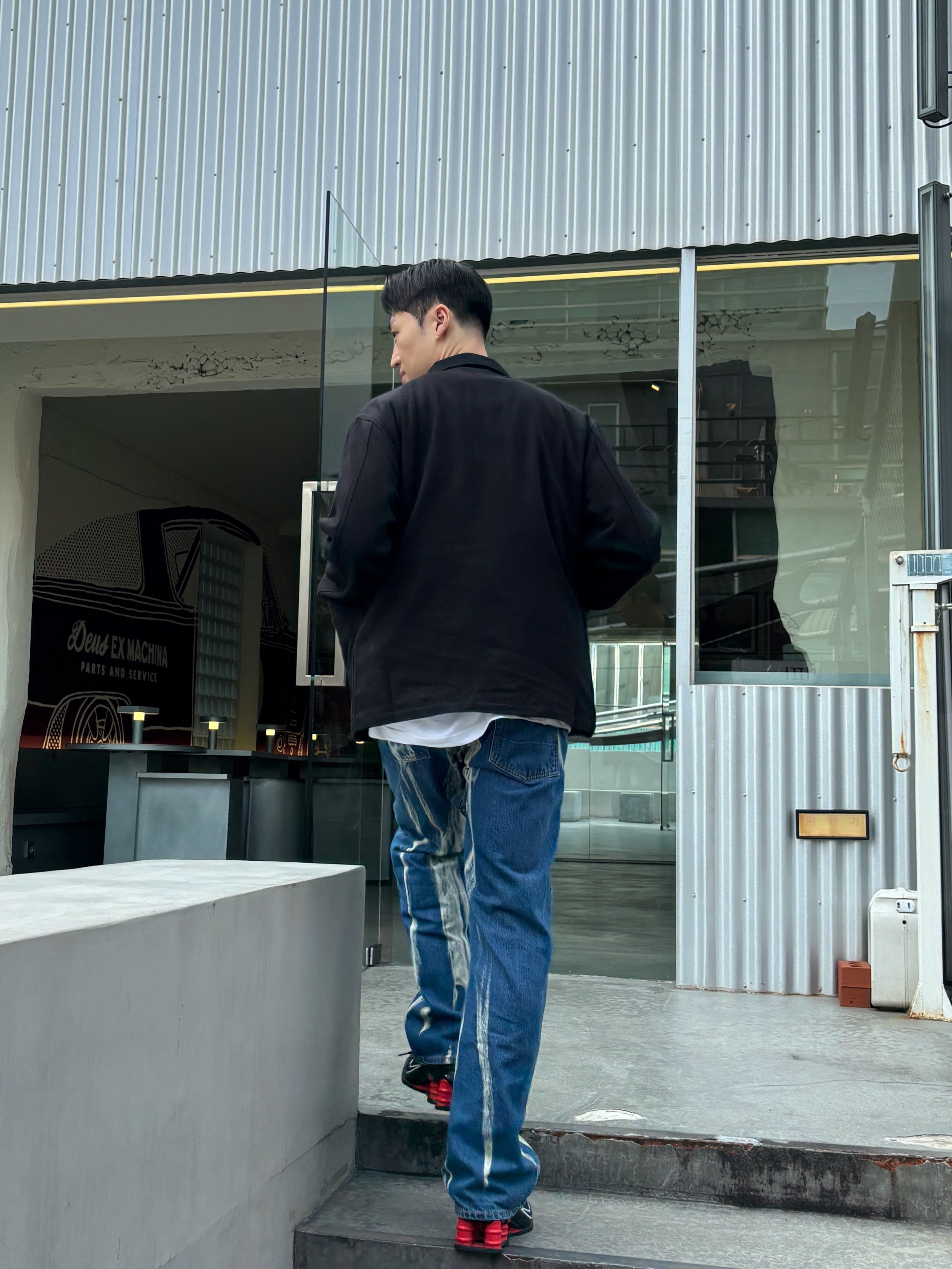 Nike x Martine Rose Shox MR4 Black 착용 스타일 - 2