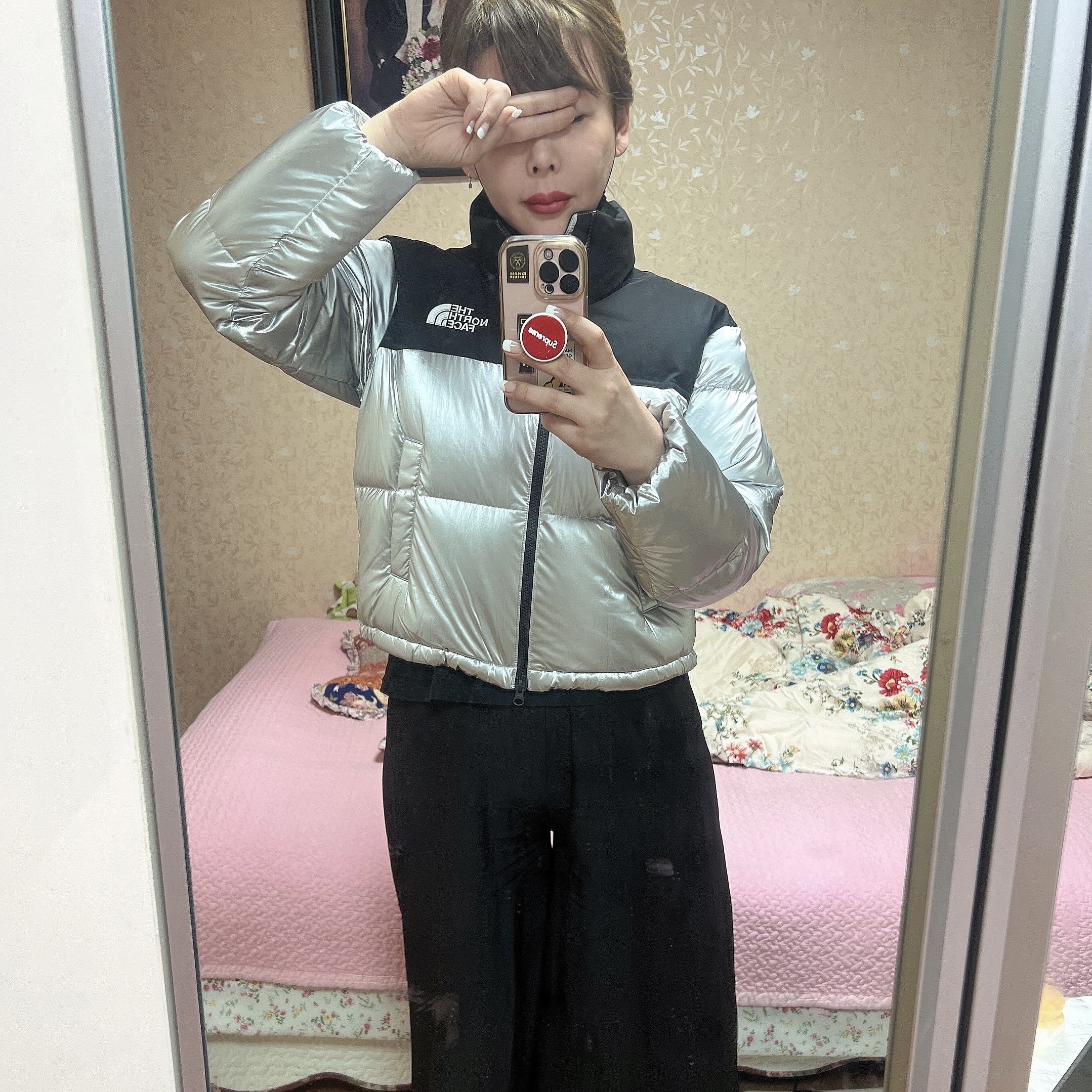 (W) The North Face White Label Novelty Nuptse Down Jacket Silver 착용 스타일