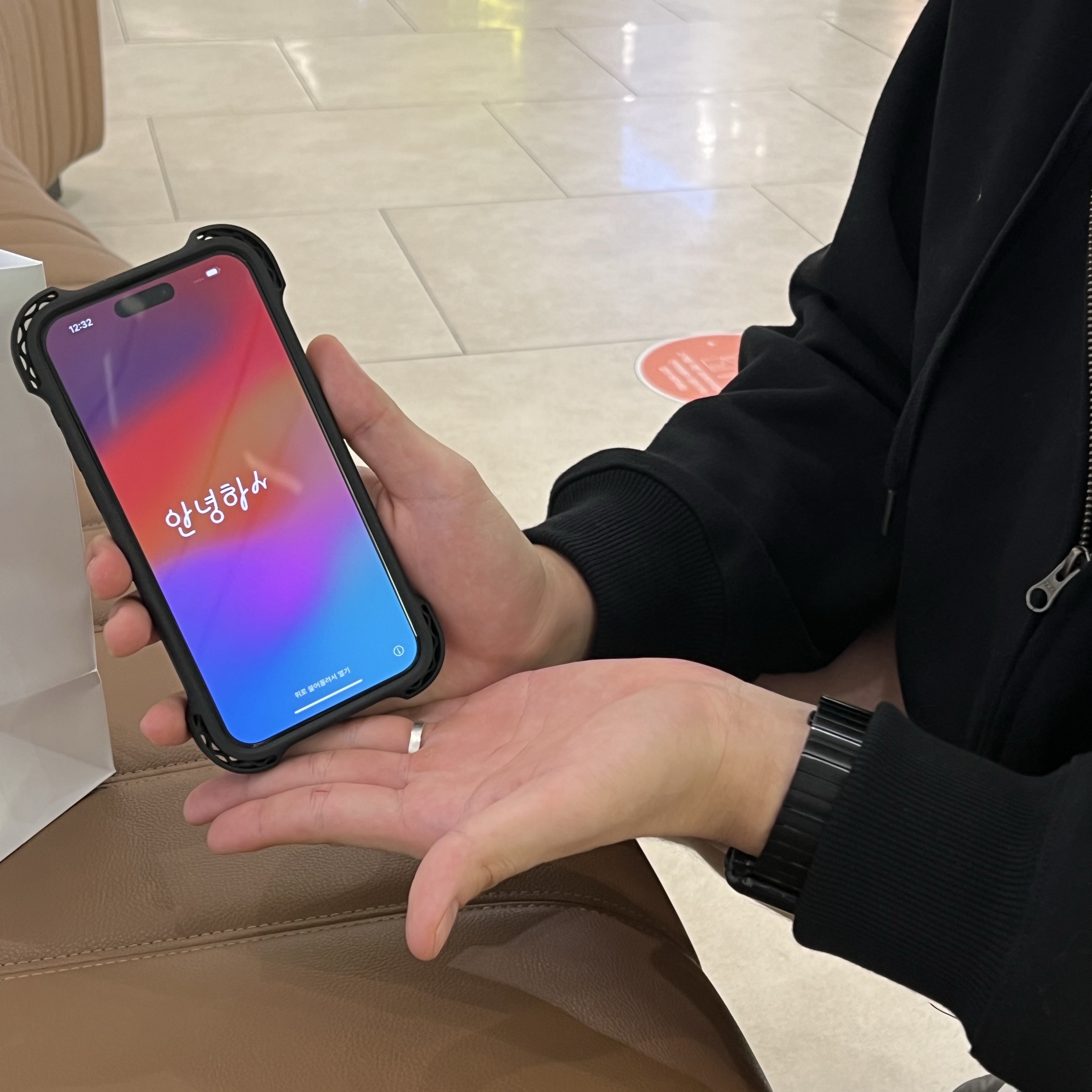 Apple iPhone 15 Pro Max 256GB Black Titanium (Korean Ver.) 착용 스타일