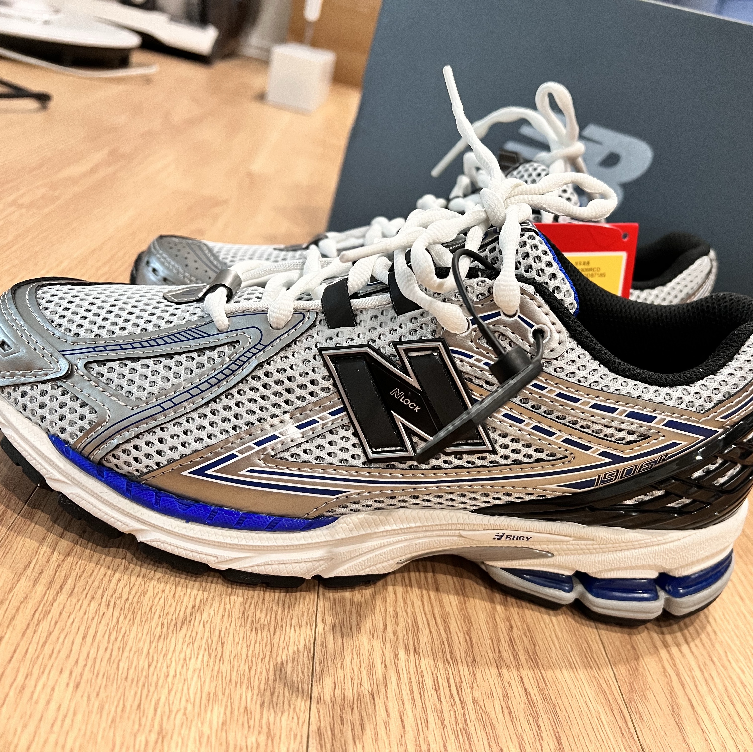 New Balance 1906R Silver Metallic 착용 스타일 - 1