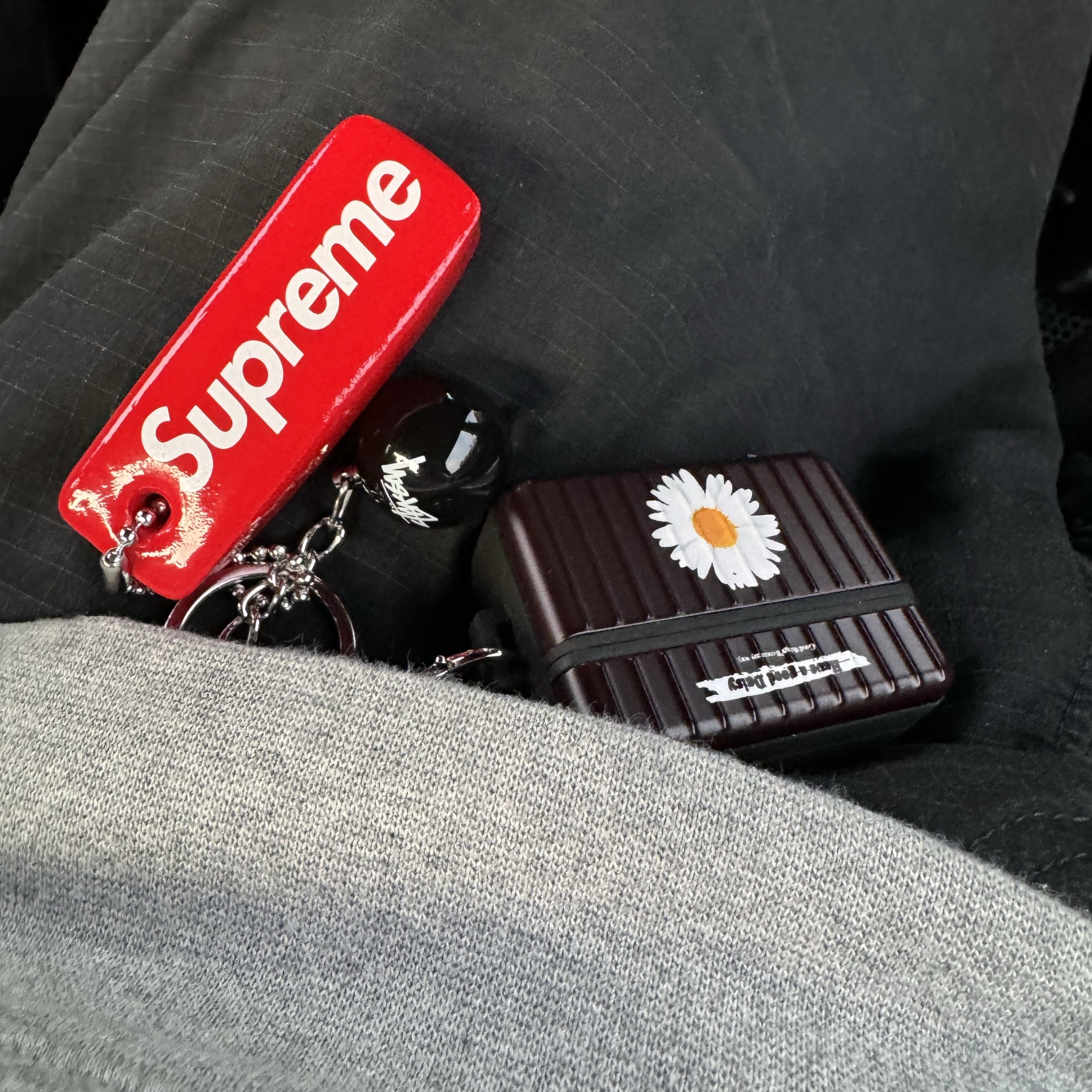 Stussy 8 Ball Keychain Black, Supreme Floating Keychain Red - 23FW 착용 스타일