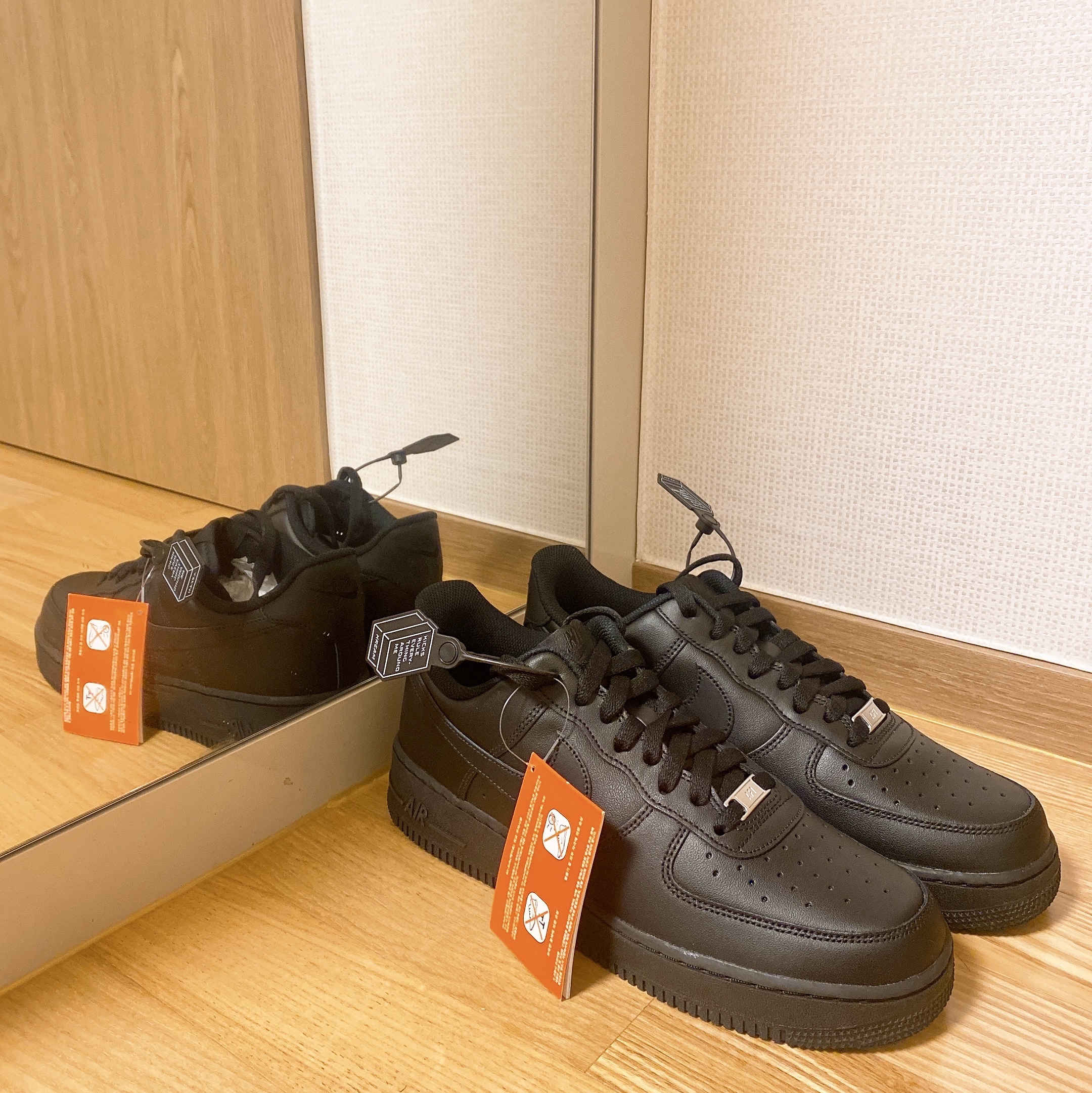 Nike Air Force 1 '07 Low Triple Black 착용 스타일 - 3