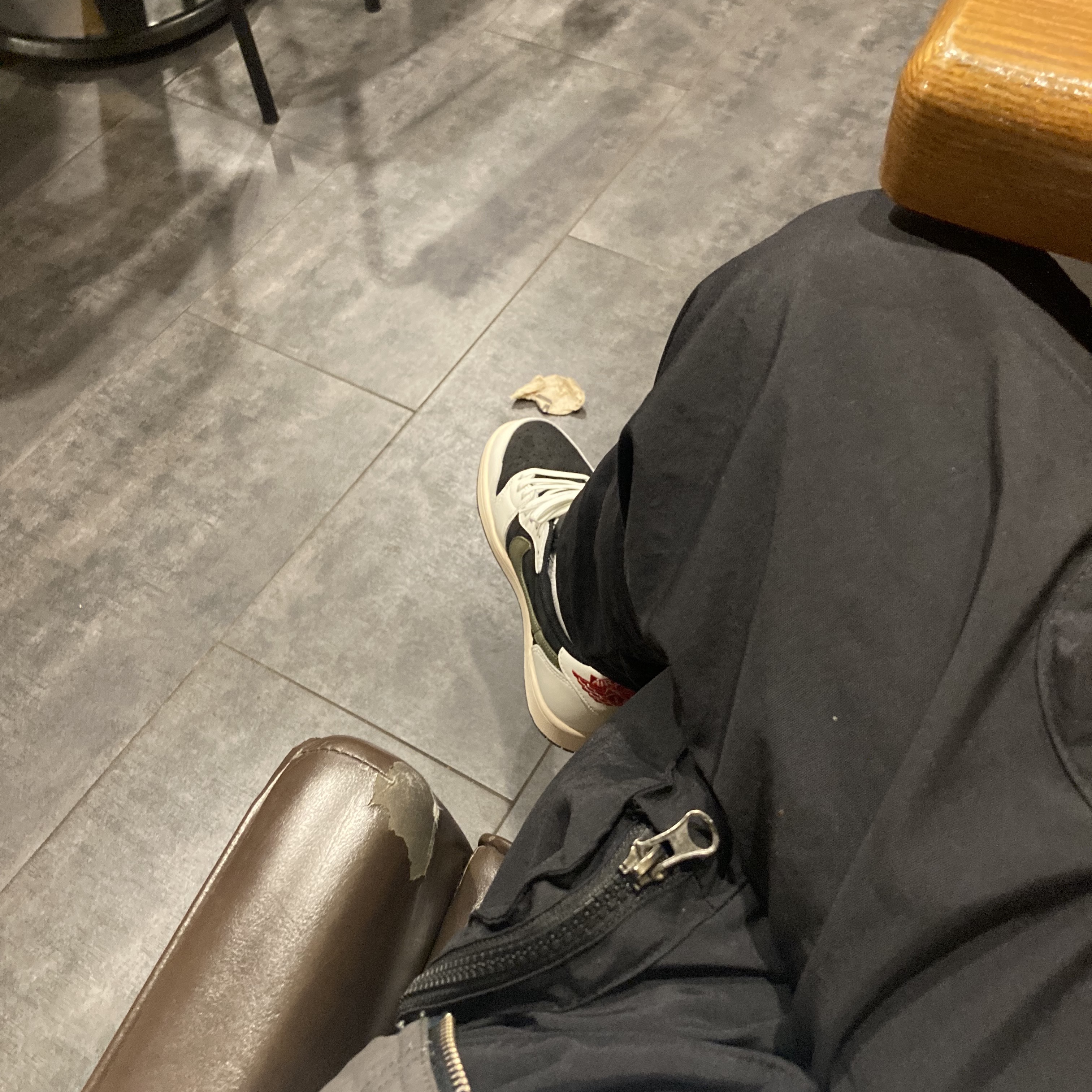 Stussy Wave Dye Beach Shell Jacket Black, (W) Jordan 1 x Travis Scott Retro Low OG SP Medium Olive 착용 스타일