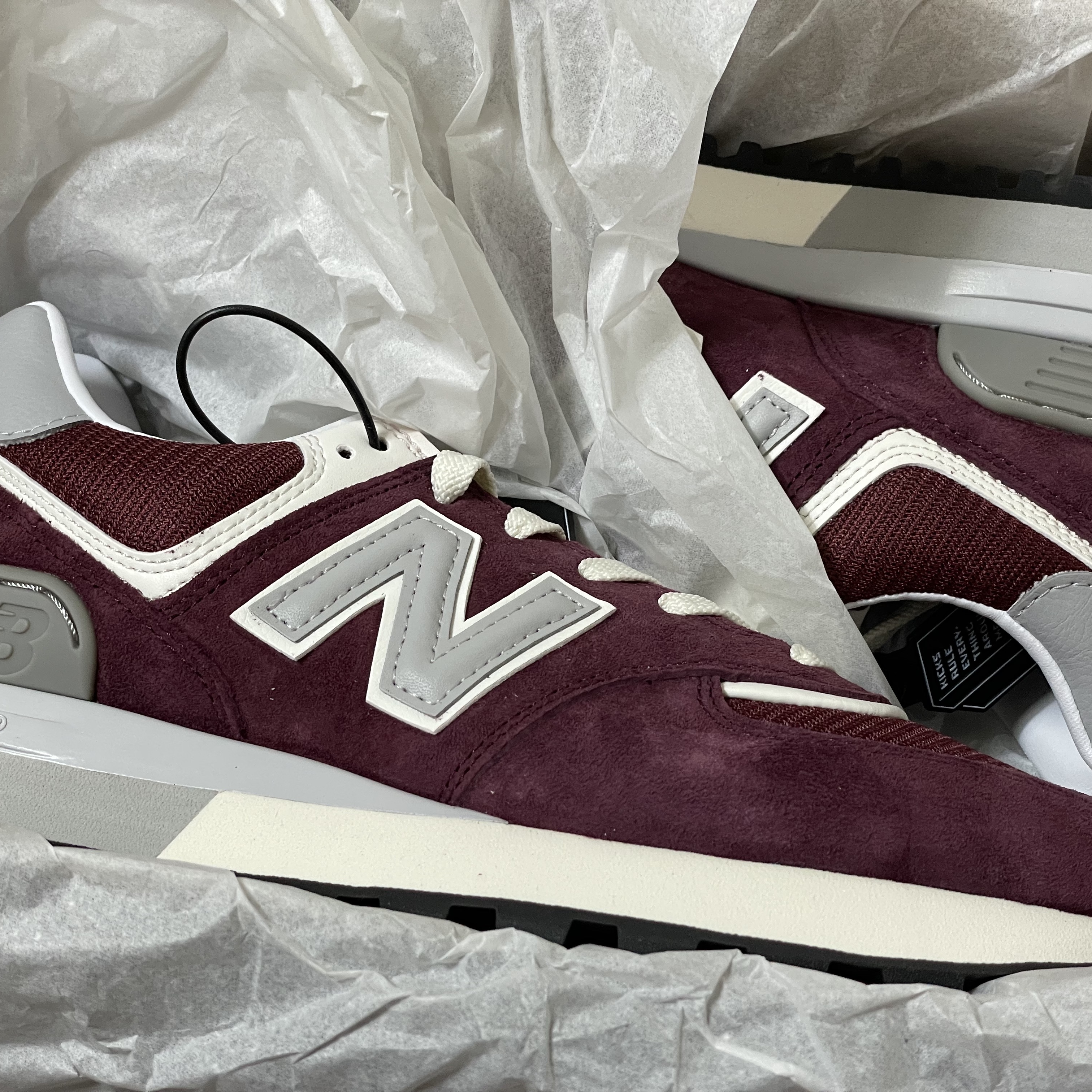 New Balance 574 Legacy Burgundy 착용 스타일 - 3