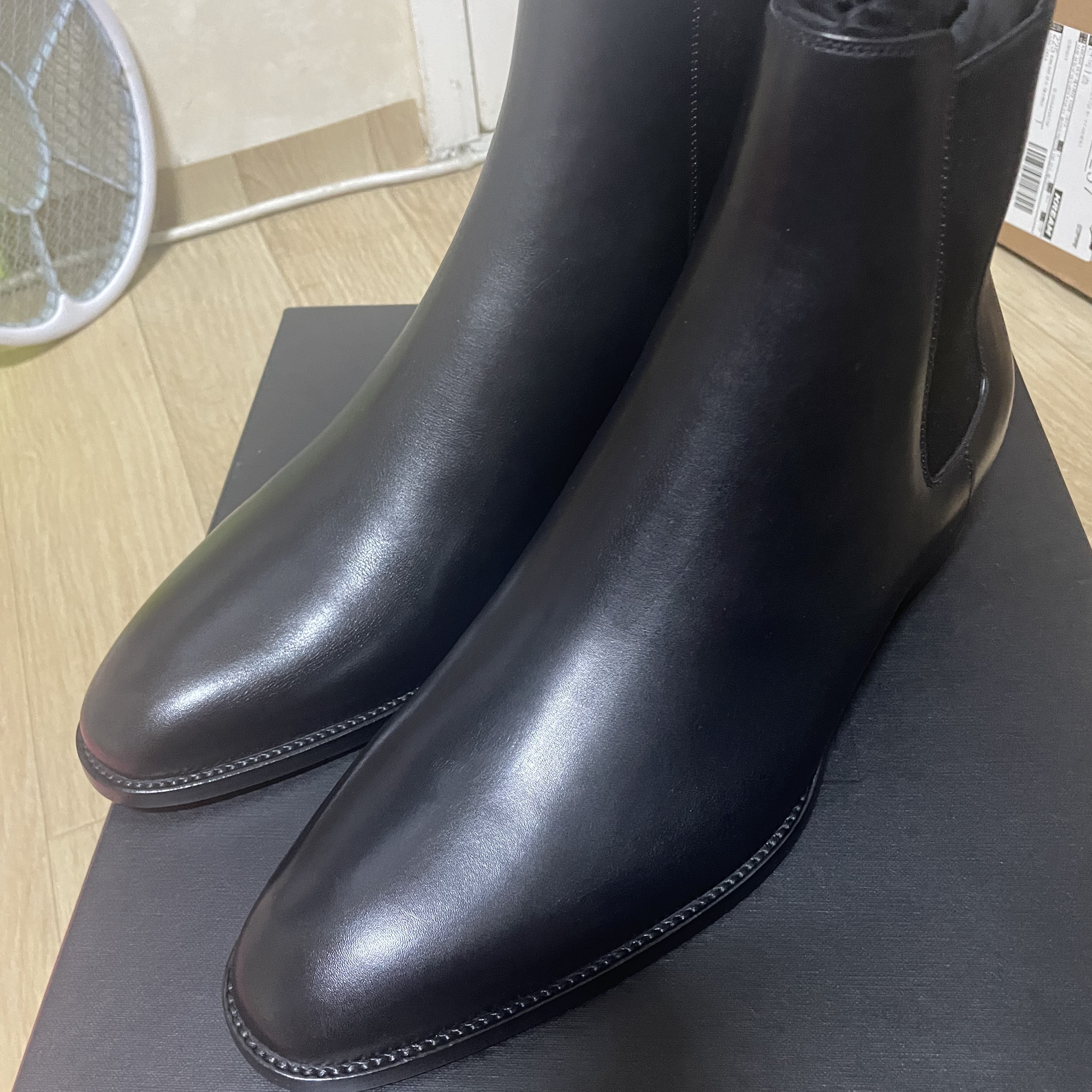 Saint Laurent Wyatt Chelsea Boots in Smooth Leather Black 착용 스타일 - 1