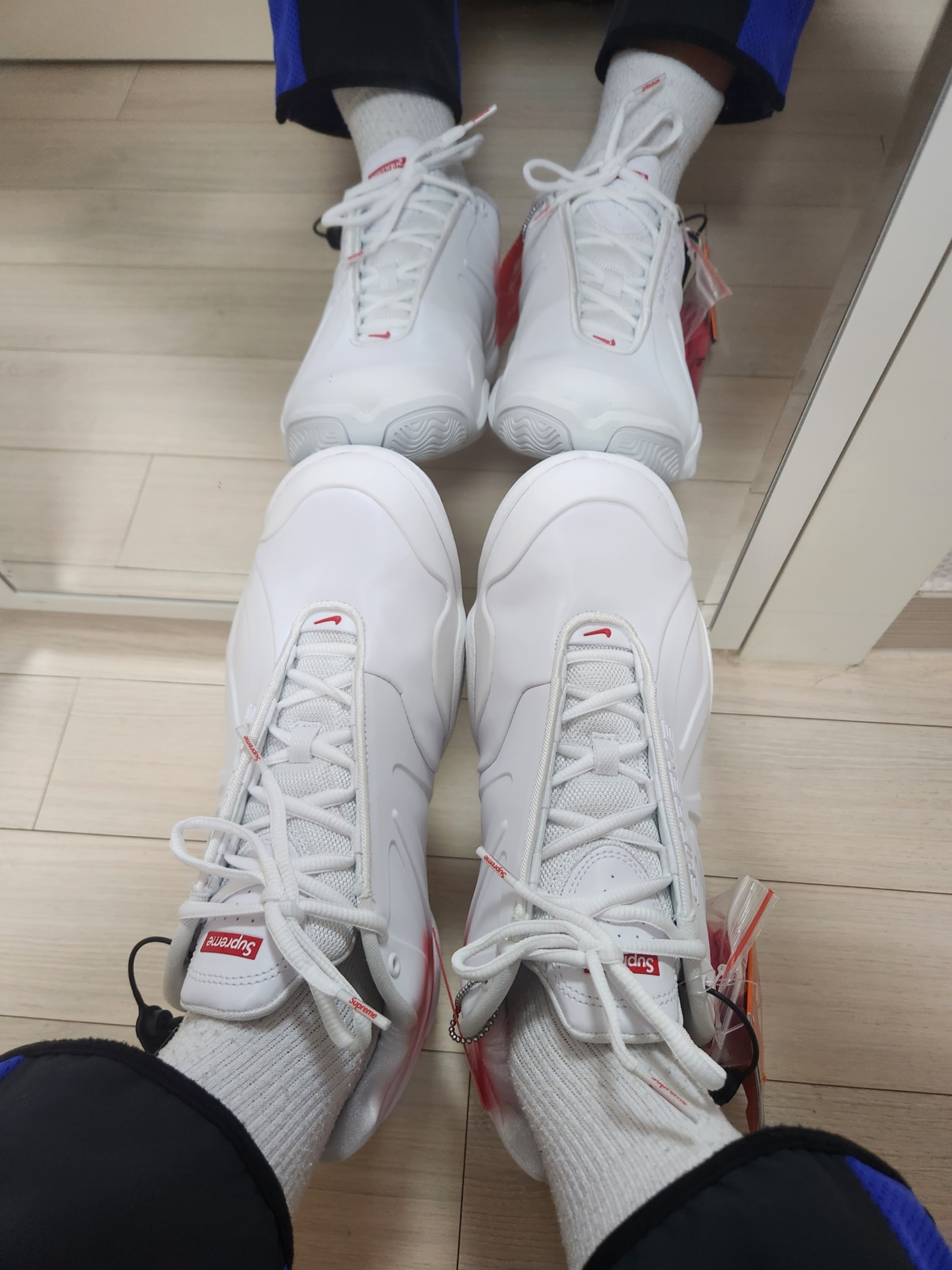 Nike x Supreme Air Zoom Courtposite SP White University Red 착용 스타일