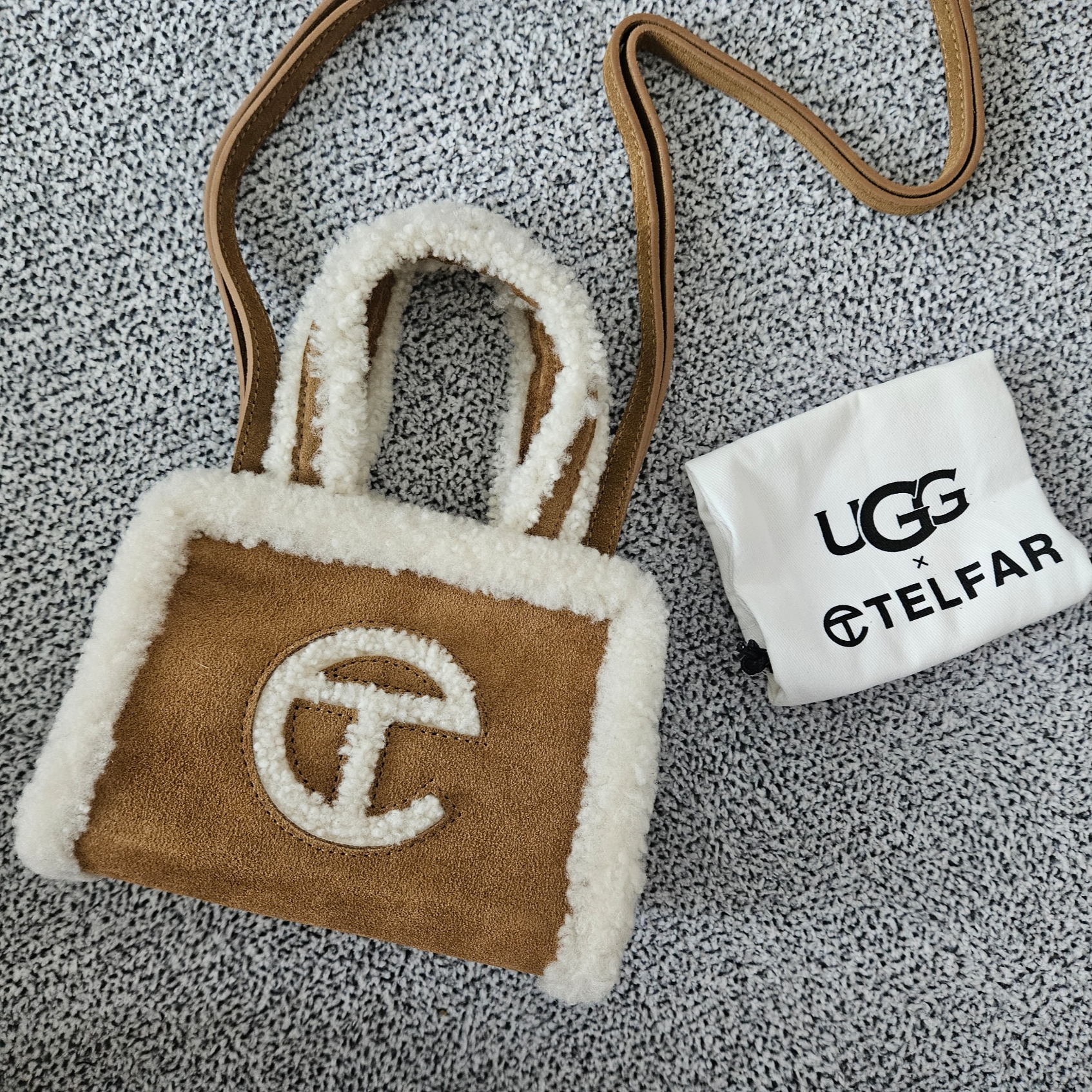 Telfar x UGG Small Shopping Bag Chestnut 착용 스타일 - 1