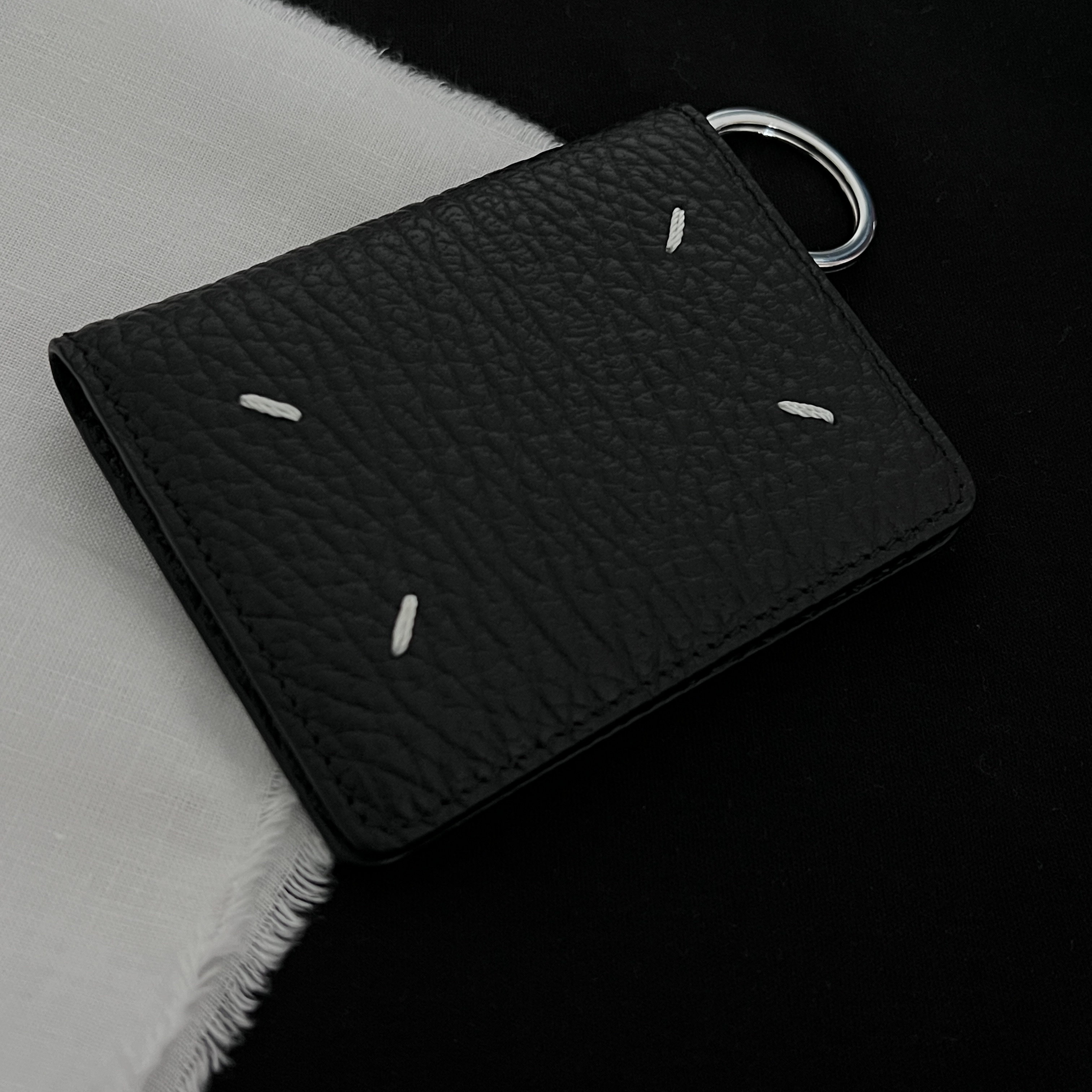 Maison Margiela Keyring Wallet Black 착용 스타일 - 1