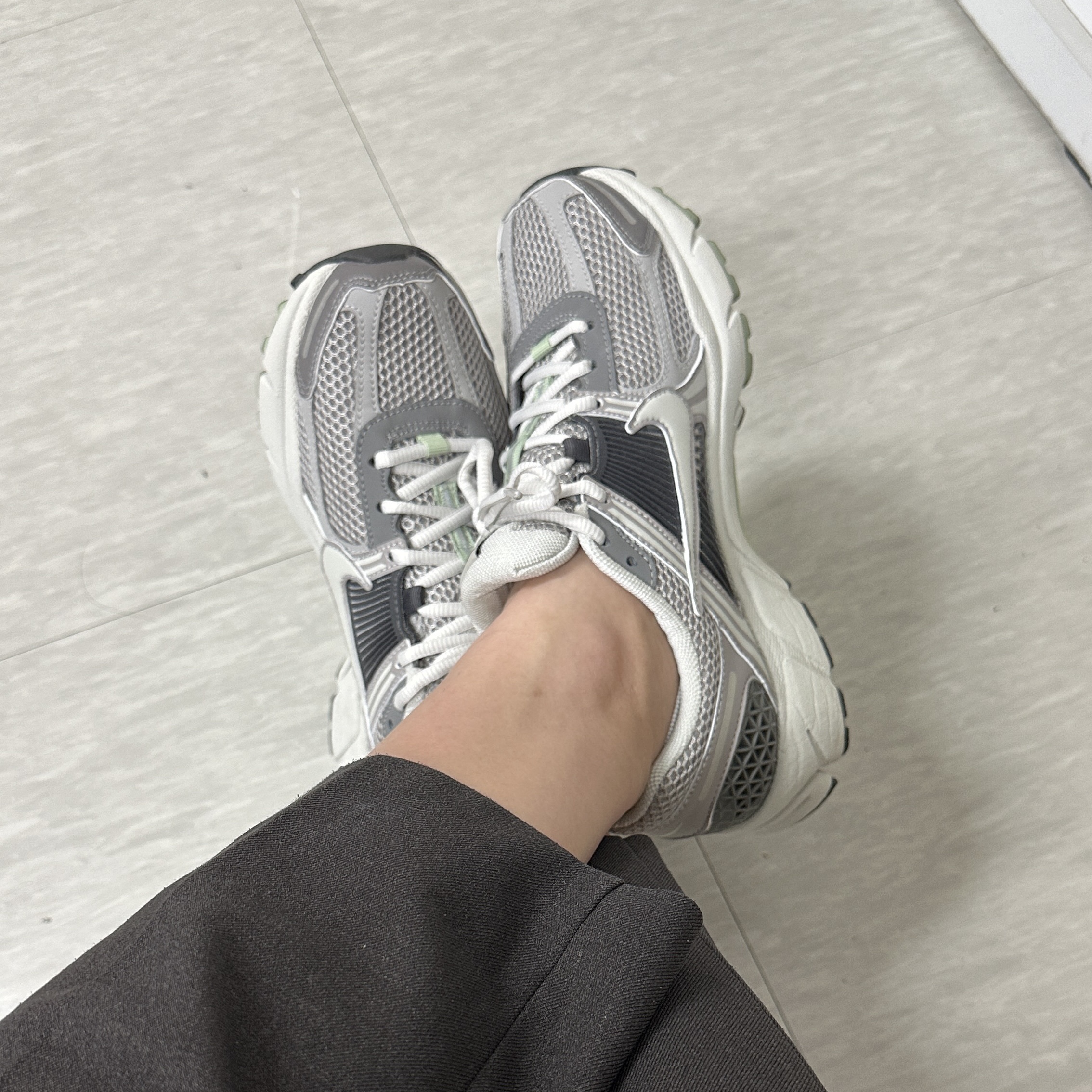 (W) Nike Zoom Vomero 5 Cobblestone and Flat Pewter 착용 스타일