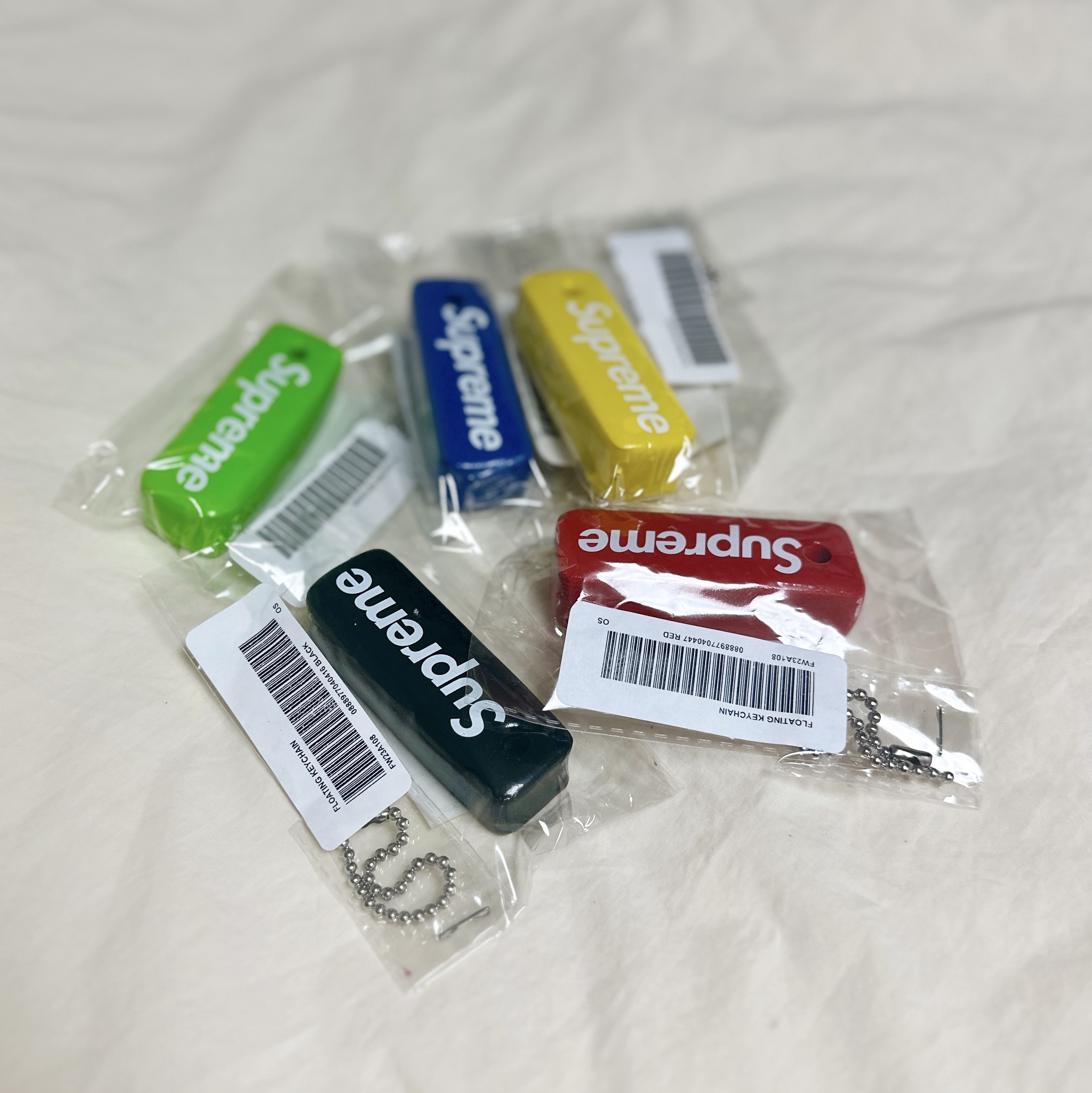 Supreme Floating Keychain Faded Blue - 23FW, Supreme Floating Keychain Red - 23FW 착용 스타일