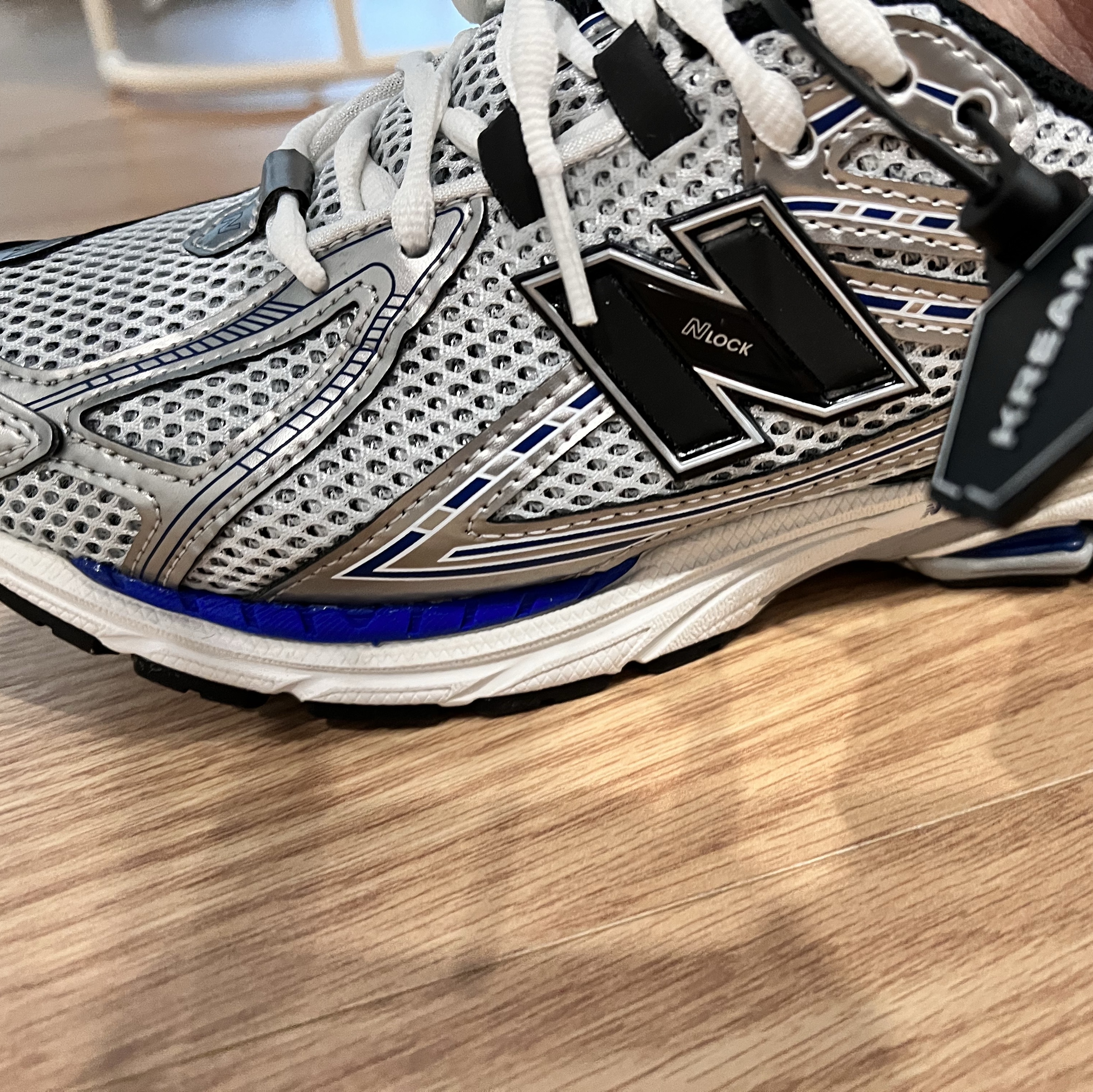 New Balance 1906R Silver Metallic 착용 스타일 - 3