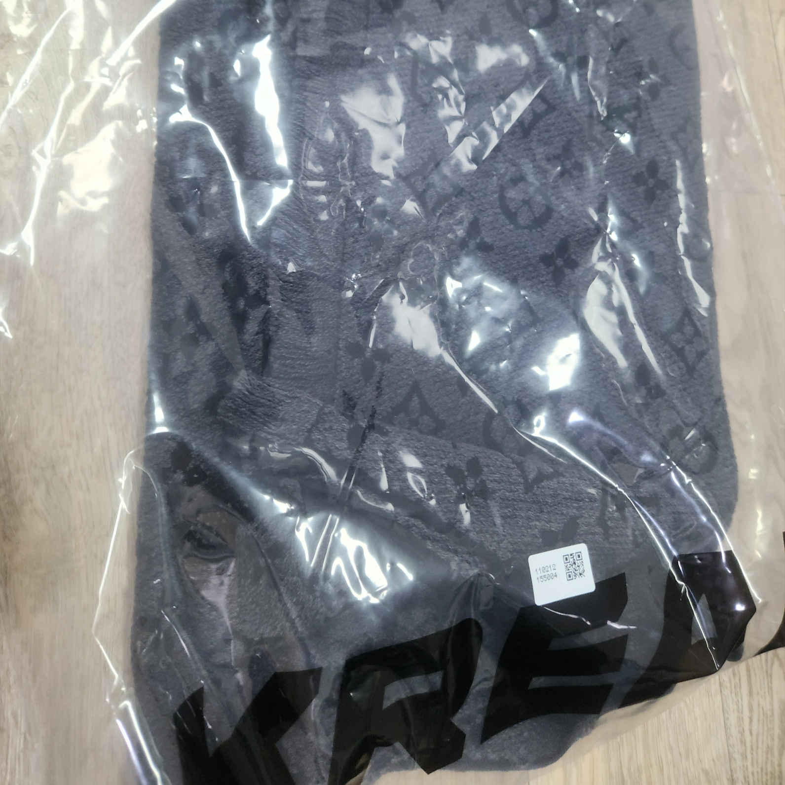 Louis Vuitton Monogram Classic Muffler Charcoal Grey 착용 스타일 - 3
