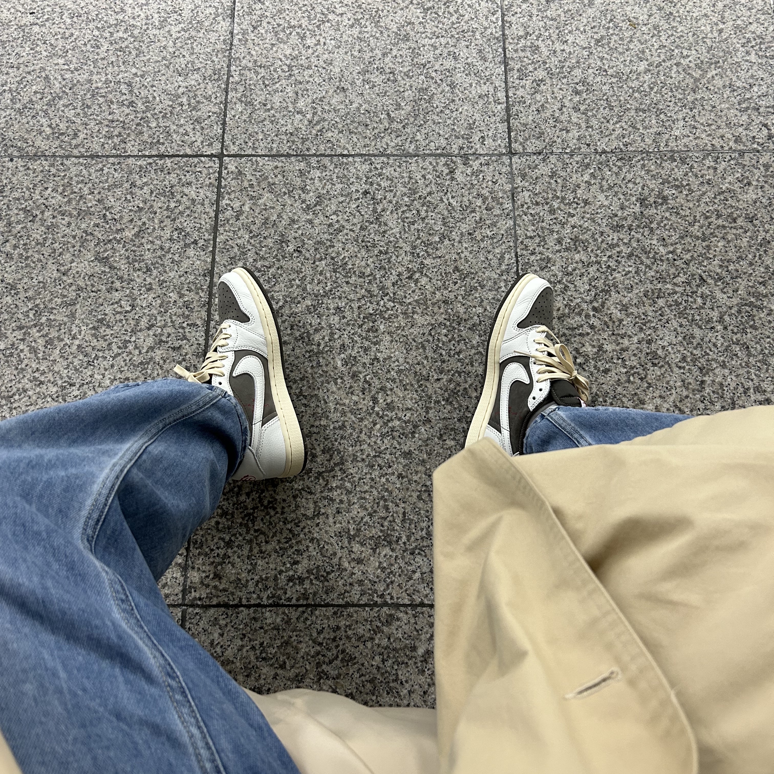 Jordan 1 x Travis Scott Retro Low OG SP Sail and Ridgerock 착용 스타일 - 1
