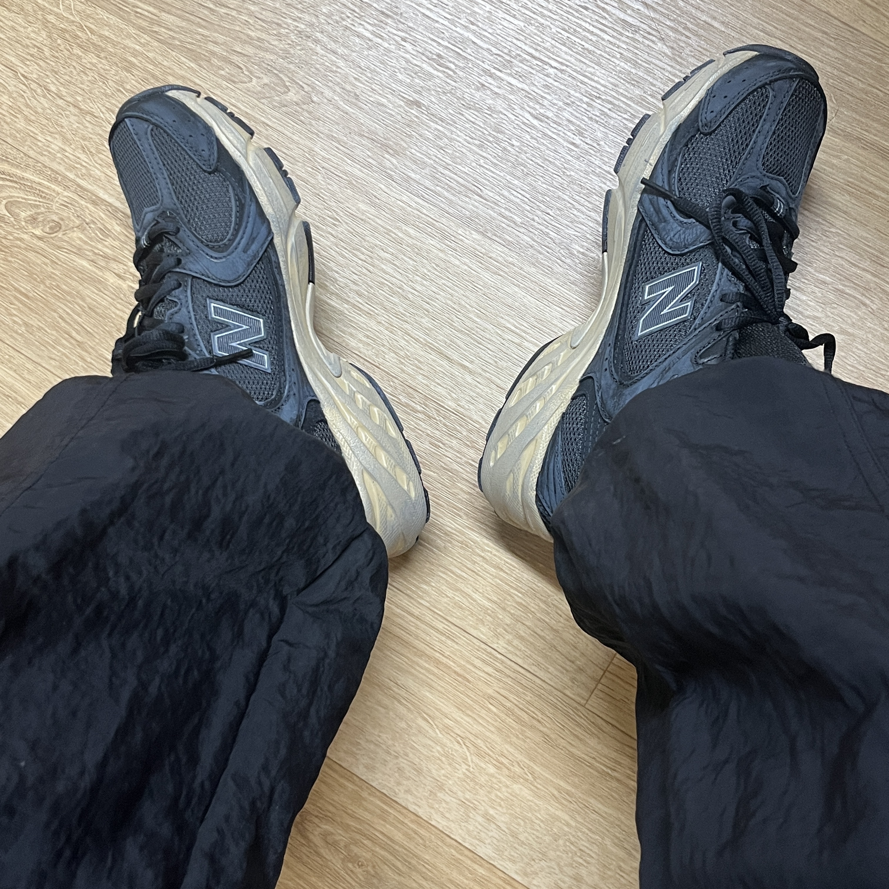 New Balance 530 Vintage Black Gum 착용 스타일 - 2