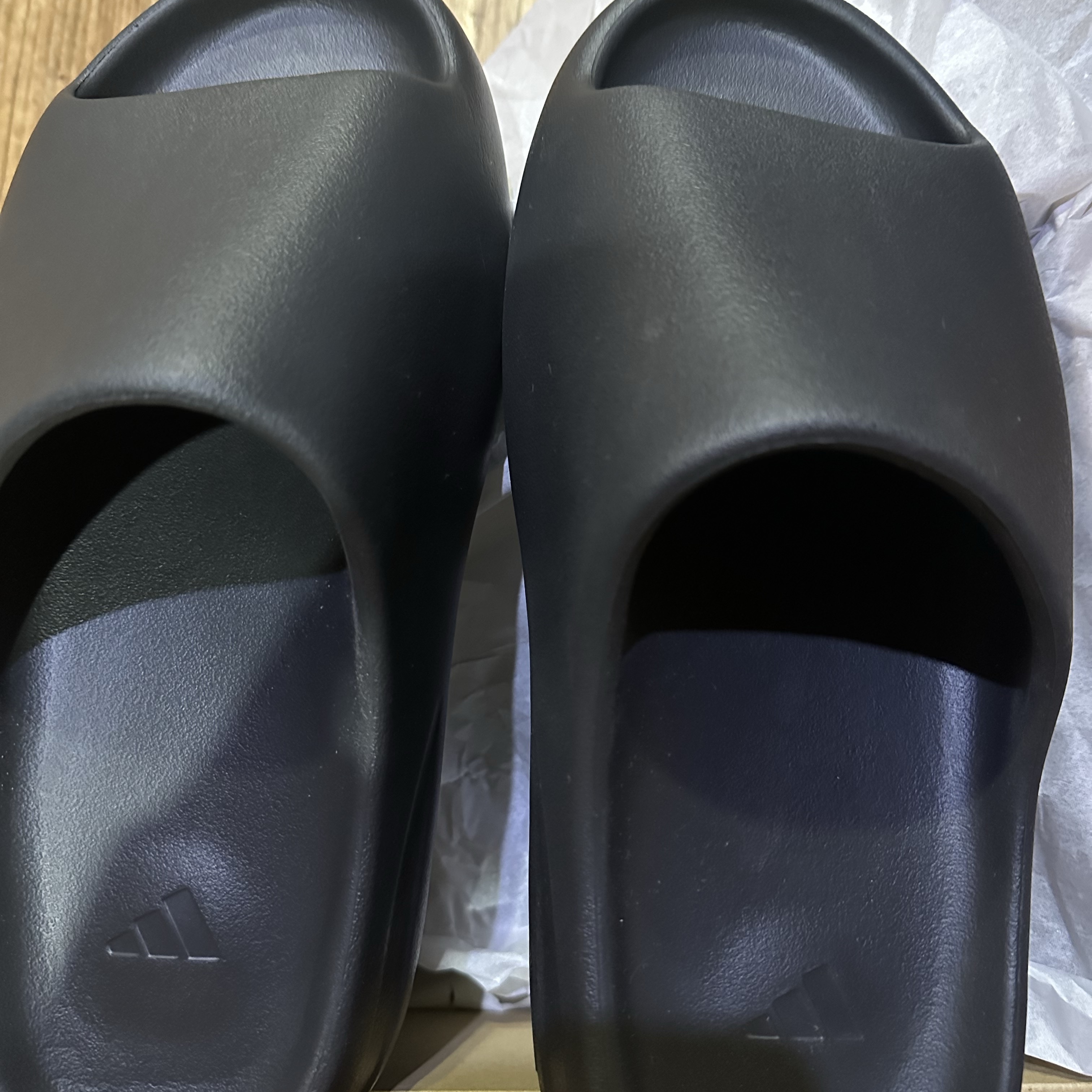 Adidas Yeezy Slide Onyx 착용 스타일